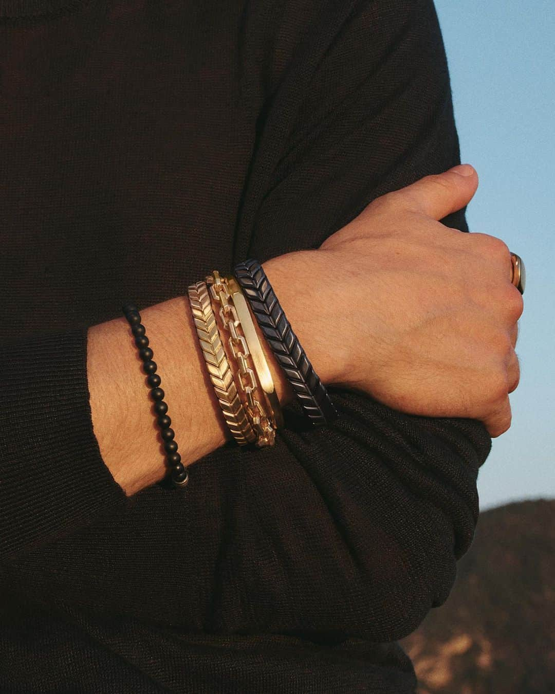 デイビット・ユーマンさんのインスタグラム写真 - (デイビット・ユーマンInstagram)「Men prefer DY. @hero_ft layers Chevron, Streamline®, Faceted, and Spiritual Beads bracelets in contrasting yellow gold and titanium.   #DavidYurman #HeroTiffin #bracelet」4月26日 1時00分 - davidyurmanmen