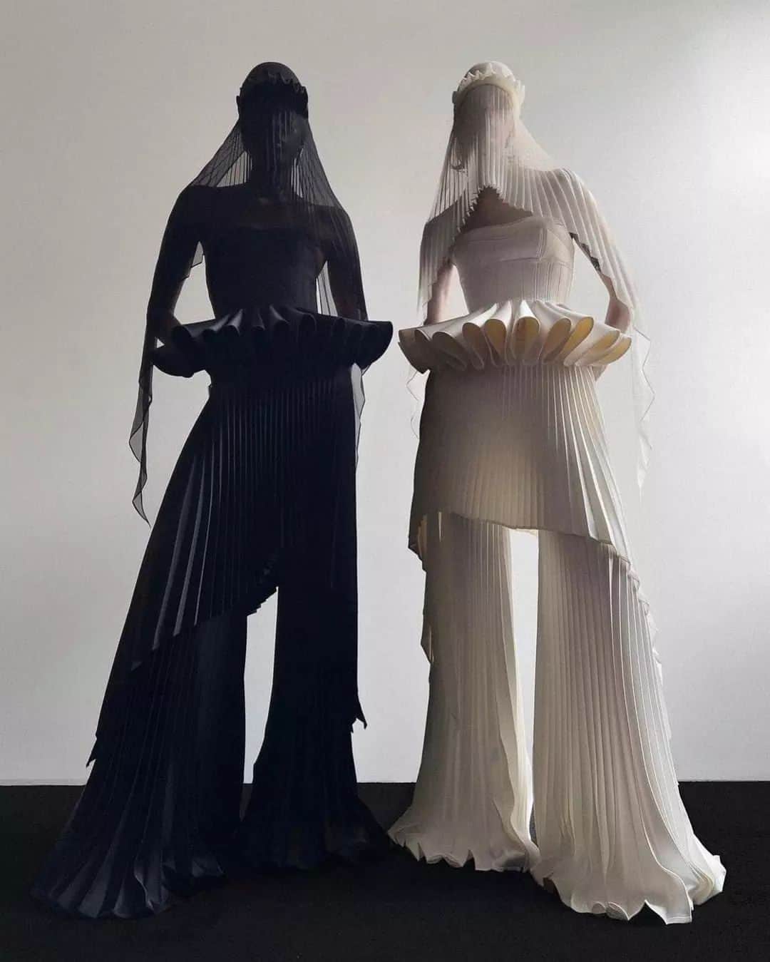 Fashion Weekさんのインスタグラム写真 - (Fashion WeekInstagram)「Yin and Yang. #RobertWun explores nuances of fear, horror and fantasy in this #SS23 collection.  Photos courtesy of designer」4月26日 1時00分 - fashionweek