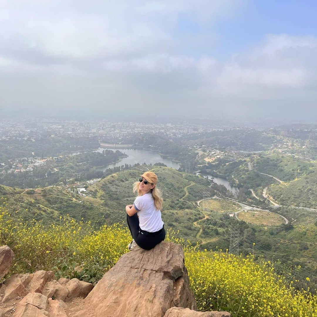 リンジー・ゴートのインスタグラム：「thank you for the birthday wishes 🎉i’m vowing to spend this next year doing only the most fun, ridiculous, adventurous, delicious, scary things. i feel on top of the world ❤️」