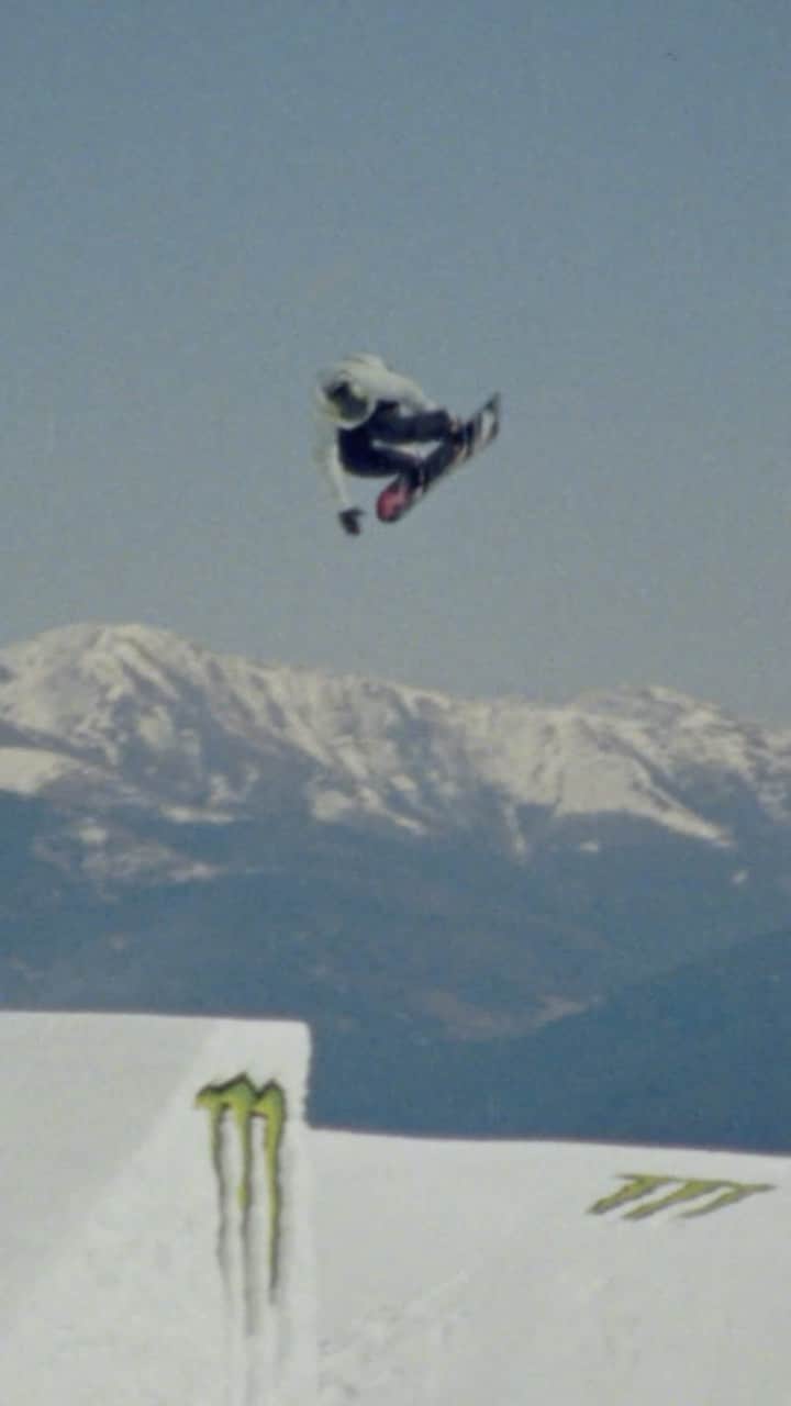 のインスタグラム：「OUR WOMEN’S SNB SPRING EDIT IS LIVE 🏂 Hit the link in bio to watch “Turisti Per Sempre”   The women’s snowboard crew took over the Italian Alps and made the most of some time off at the end of the season. From private park sessions with some of the most progressive women’s riding to date, to some afternoon après-ski.   📍 Kronplatz – Plan de Corones, Italy 🏂 @ZoiSynnott, @Annika.OverTomorrow, @Tess_Coady @Gaon.SB, @Mia_Brookes, @CocoMonsan & her younger sister @Yuuraa_2001  #MonsterEnergy #Snowboard #Snowboarding #SNB #TuristiPerSempre #YouTube #Italy」