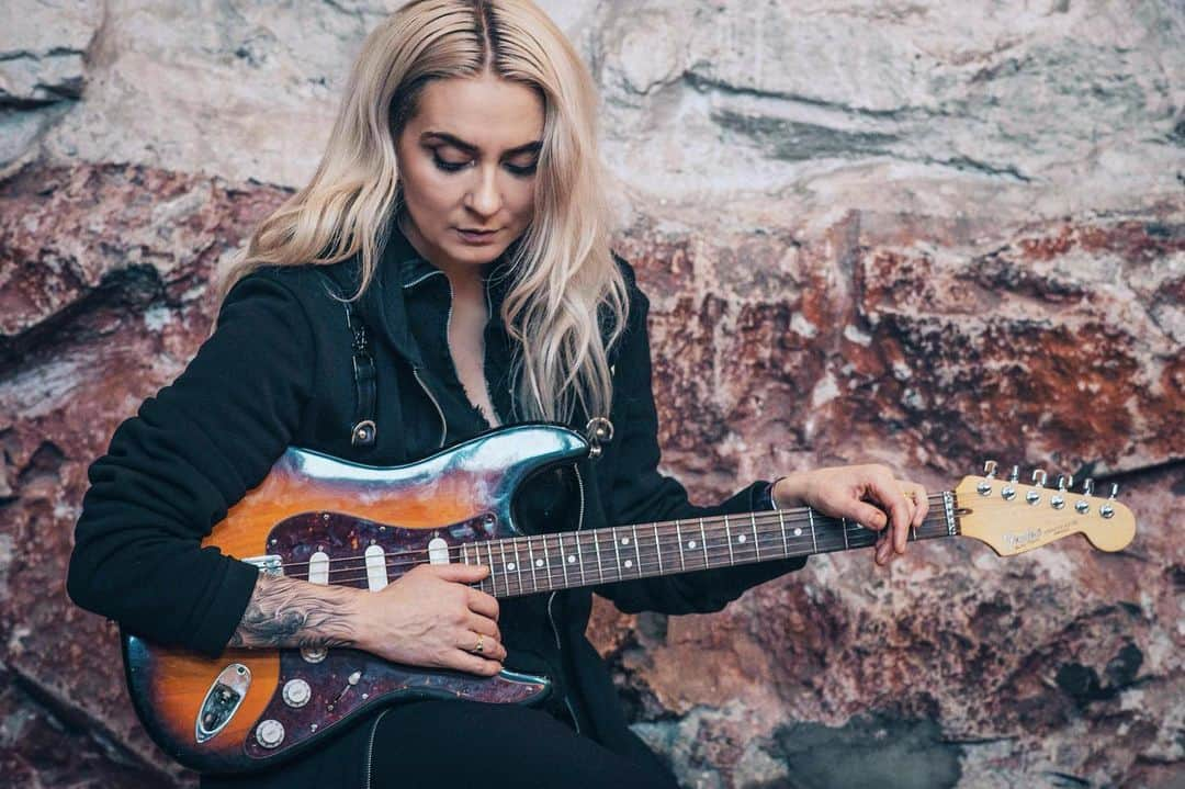 アイヴォール・ポルスドッティルのインスタグラム：「Me and my friend 🎸♥️  📸 @bjorgvinharald」