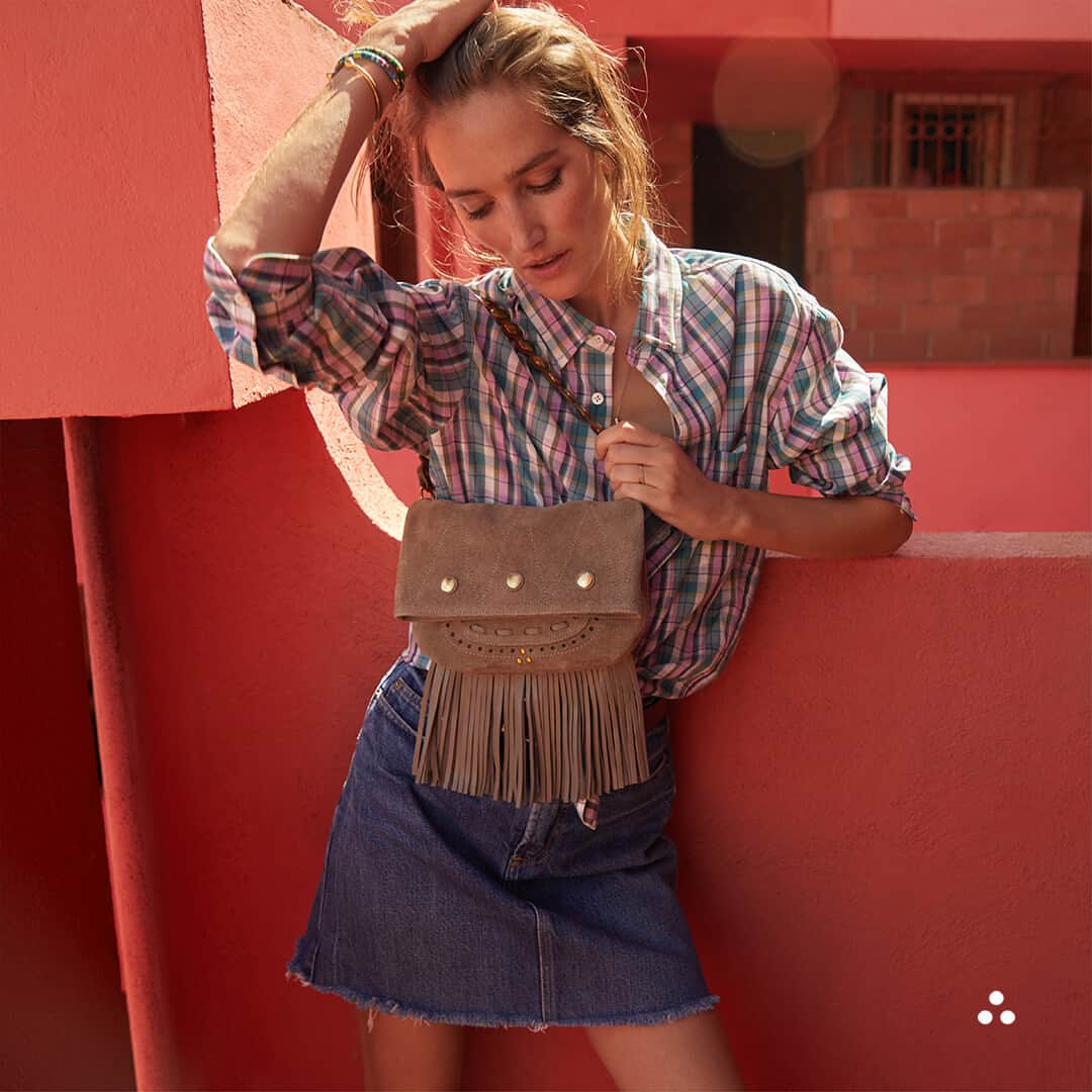 ジェロームドレイフュスのインスタグラム：「When Jerry Mini is in coconut we're only missing the palm trees . . Art Direction & Photo @germainchauveau Style @claire_dhelens Model @josephine_letutour #jeromedreyfussjerry #jeromedreyfuss #SS23 #rootsdeluxe」