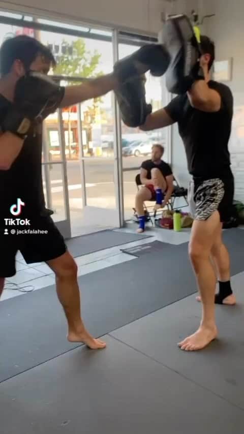 ジャック・ファライーのインスタグラム：「“That guy from YOU and the kid from WHITE LOTUS hit pads in a gym.”」