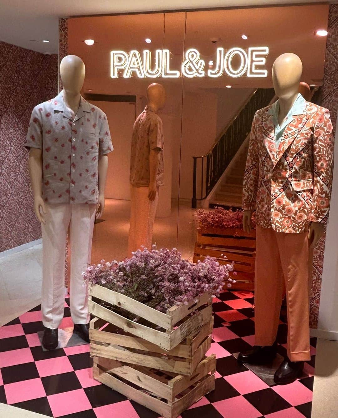 のインスタグラム：「Paul & Joe x Le Bon Marché! 🌸⁠ Discover an exclusive pop-up for the arrival of the PJ Homme collection at Bon Marché, a real hymn to summer and colourful prints!⁠ 29th April - 18th June 2023」