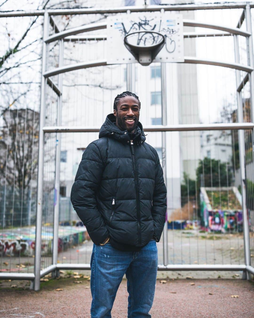 イーストパックのインスタグラム：「“Focusing on art and travelling the world is the main purpose why I’m here. Bringing all colors together and flowing with the waves without excuses. Travelling and hooping from step to step and learning by doing.”  Discover more about @benwichert in our fourth episode from our Eastpak Community series.  #eastpakcommunity #builttoresist」