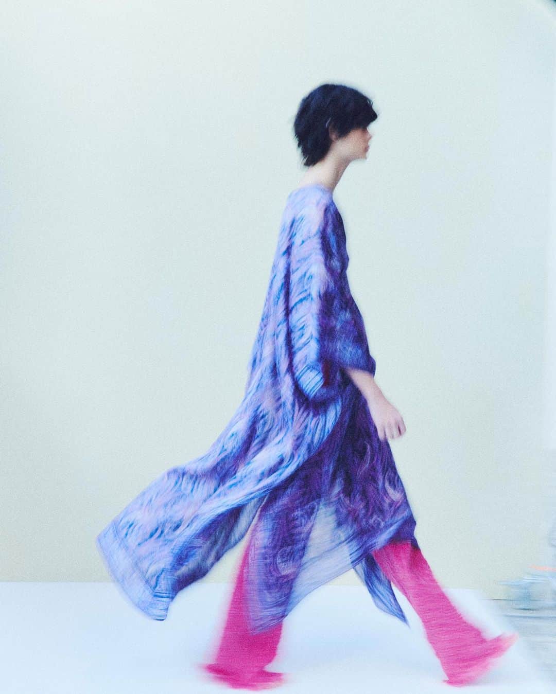 イザベルマランのインスタグラム：「Dreamy prints inspired by evening skies. Discover La Rivieria summer capsule via link in bio.  Photographed by @pablodiprima  #IsabelMarantSS23 #IsabelMarant」