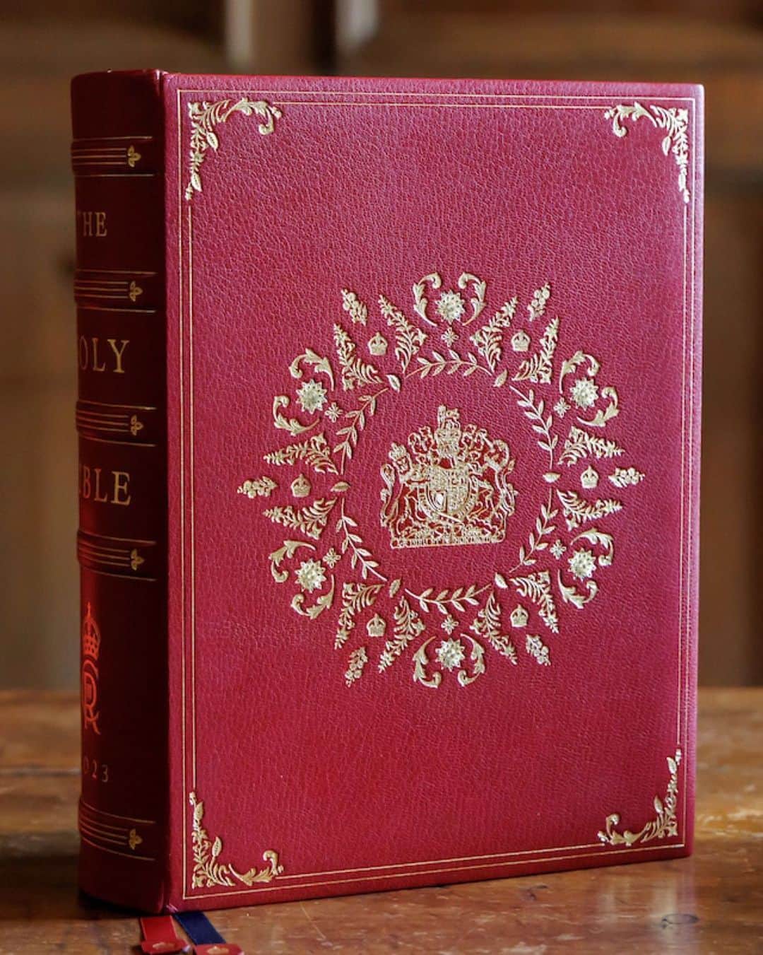 ロイヤル・ファミリーのインスタグラム：「The Coronation Bible will be presented to The King during the Coronation service, who will then place his hand upon the Bible when he takes the Coronation Oath.   The earliest specially produced Coronation Bible in the Royal Collection is from the Coronation of George III in 1761; since then a new Bible has been produced for each Coronation.  Three identical copies have been produced: one will be given to The King as a personal copy, and the other two will be placed in the archives of @westminsterabbeylondon and Oxford University Press.  Find out more with the link in our bio.  #Coronation #CoronationService #Bible #HolyBible #WordOfGod」