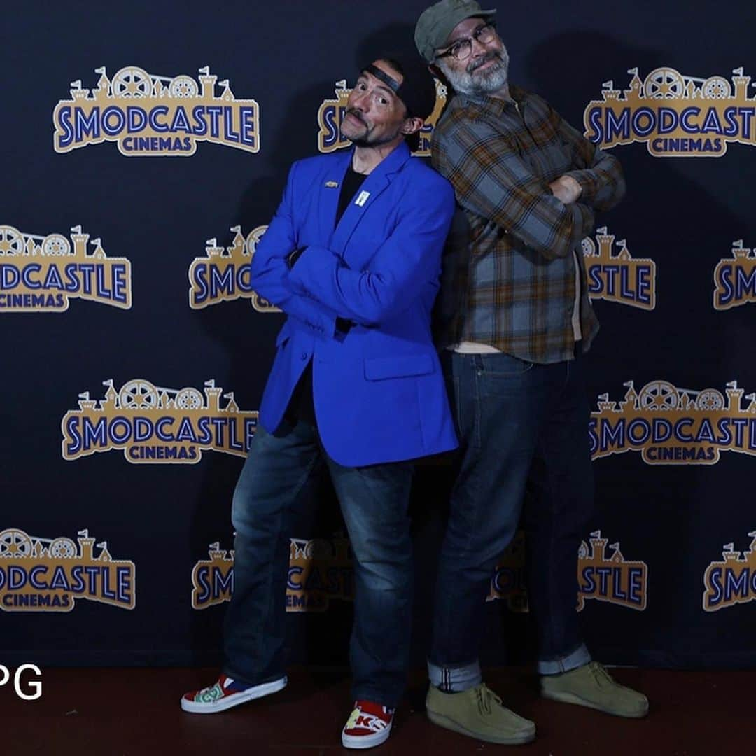 ケヴィン・スミスのインスタグラム：「We had a blast last weekend at @smodcastlecinemas, when @jasonlee came back to the Castle for his second visit on Saturday night to celebrate the 26th anniversary of #chasingamy in front of another sold out crowd! On 4/20, we screened @jayandsilentbob Reboot and took pics with Mooby afterwards! And Friday night’s Trailer Park program was a good time, thanks to projection guru Stephen’s carefully curated Coming Attractions from the 70’s, 80’s & 90’s! Many thanks to #jasonlee, @odblues7, co-owner Ashley of @leeloomultiprops, projection prodigy @christian_cordes_, and #tomzapcicphotography, @ginamz831 & @ryancervasio for the pics! And big thanks to all the folks who bought tickets (as well as a ton of pre-show auction items) for helping us pay our amazing staff and keep the lights on! The next events at #smodcastlecinemas are… Thursday May 4 Watch With Kev: @guardiansofthegalaxy! Friday May 5: REVENGE OF THE SMITH: @starwars scenes in the Askewniverse! Saturday May 6: JAY & SILENT BOB STRIKE BACK, with guest star @jaymewes! Sunday May 7: DRAWING FLIES! The Canadian classic about the search for Bigfoot, with director @malcolm.ingram, star #jasonmewes & me doing Q&A after! Tickets available right now at SmodcastleCinemas dot com (or at the link in my bio)! #KevinSmith #jasonlee #smodcastlecinemas」