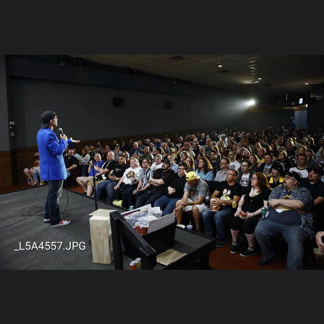 ケヴィン・スミスさんのインスタグラム写真 - (ケヴィン・スミスInstagram)「We had a blast last weekend at @smodcastlecinemas, when @jasonlee came back to the Castle for his second visit on Saturday night to celebrate the 26th anniversary of #chasingamy in front of another sold out crowd! On 4/20, we screened @jayandsilentbob Reboot and took pics with Mooby afterwards! And Friday night’s Trailer Park program was a good time, thanks to projection guru Stephen’s carefully curated Coming Attractions from the 70’s, 80’s & 90’s! Many thanks to #jasonlee, @odblues7, co-owner Ashley of @leeloomultiprops, projection prodigy @christian_cordes_, and #tomzapcicphotography, @ginamz831 & @ryancervasio for the pics! And big thanks to all the folks who bought tickets (as well as a ton of pre-show auction items) for helping us pay our amazing staff and keep the lights on! The next events at #smodcastlecinemas are… Thursday May 4 Watch With Kev: @guardiansofthegalaxy! Friday May 5: REVENGE OF THE SMITH: @starwars scenes in the Askewniverse! Saturday May 6: JAY & SILENT BOB STRIKE BACK, with guest star @jaymewes! Sunday May 7: DRAWING FLIES! The Canadian classic about the search for Bigfoot, with director @malcolm.ingram, star #jasonmewes & me doing Q&A after! Tickets available right now at SmodcastleCinemas dot com (or at the link in my bio)! #KevinSmith #jasonlee #smodcastlecinemas」4月26日 1時17分 - thatkevinsmith