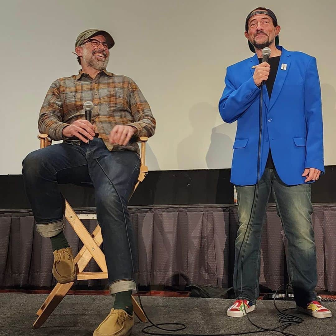 ケヴィン・スミスさんのインスタグラム写真 - (ケヴィン・スミスInstagram)「We had a blast last weekend at @smodcastlecinemas, when @jasonlee came back to the Castle for his second visit on Saturday night to celebrate the 26th anniversary of #chasingamy in front of another sold out crowd! On 4/20, we screened @jayandsilentbob Reboot and took pics with Mooby afterwards! And Friday night’s Trailer Park program was a good time, thanks to projection guru Stephen’s carefully curated Coming Attractions from the 70’s, 80’s & 90’s! Many thanks to #jasonlee, @odblues7, co-owner Ashley of @leeloomultiprops, projection prodigy @christian_cordes_, and #tomzapcicphotography, @ginamz831 & @ryancervasio for the pics! And big thanks to all the folks who bought tickets (as well as a ton of pre-show auction items) for helping us pay our amazing staff and keep the lights on! The next events at #smodcastlecinemas are… Thursday May 4 Watch With Kev: @guardiansofthegalaxy! Friday May 5: REVENGE OF THE SMITH: @starwars scenes in the Askewniverse! Saturday May 6: JAY & SILENT BOB STRIKE BACK, with guest star @jaymewes! Sunday May 7: DRAWING FLIES! The Canadian classic about the search for Bigfoot, with director @malcolm.ingram, star #jasonmewes & me doing Q&A after! Tickets available right now at SmodcastleCinemas dot com (or at the link in my bio)! #KevinSmith #jasonlee #smodcastlecinemas」4月26日 1時17分 - thatkevinsmith