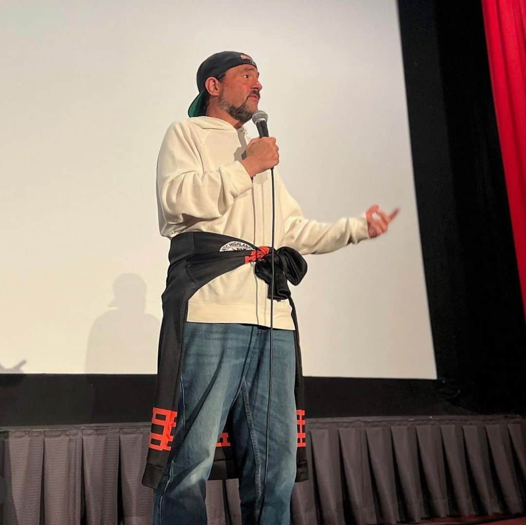 ケヴィン・スミスさんのインスタグラム写真 - (ケヴィン・スミスInstagram)「We had a blast last weekend at @smodcastlecinemas, when @jasonlee came back to the Castle for his second visit on Saturday night to celebrate the 26th anniversary of #chasingamy in front of another sold out crowd! On 4/20, we screened @jayandsilentbob Reboot and took pics with Mooby afterwards! And Friday night’s Trailer Park program was a good time, thanks to projection guru Stephen’s carefully curated Coming Attractions from the 70’s, 80’s & 90’s! Many thanks to #jasonlee, @odblues7, co-owner Ashley of @leeloomultiprops, projection prodigy @christian_cordes_, and #tomzapcicphotography, @ginamz831 & @ryancervasio for the pics! And big thanks to all the folks who bought tickets (as well as a ton of pre-show auction items) for helping us pay our amazing staff and keep the lights on! The next events at #smodcastlecinemas are… Thursday May 4 Watch With Kev: @guardiansofthegalaxy! Friday May 5: REVENGE OF THE SMITH: @starwars scenes in the Askewniverse! Saturday May 6: JAY & SILENT BOB STRIKE BACK, with guest star @jaymewes! Sunday May 7: DRAWING FLIES! The Canadian classic about the search for Bigfoot, with director @malcolm.ingram, star #jasonmewes & me doing Q&A after! Tickets available right now at SmodcastleCinemas dot com (or at the link in my bio)! #KevinSmith #jasonlee #smodcastlecinemas」4月26日 1時17分 - thatkevinsmith