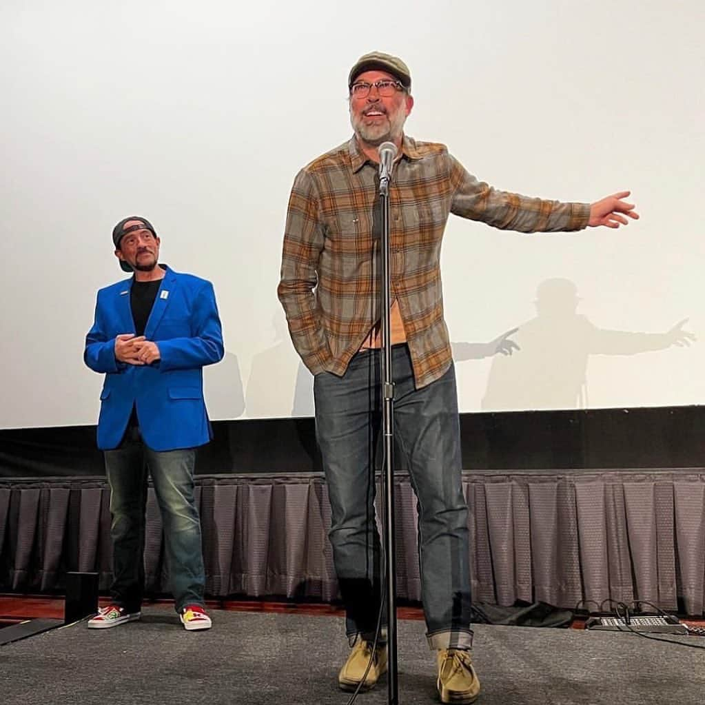 ケヴィン・スミスさんのインスタグラム写真 - (ケヴィン・スミスInstagram)「We had a blast last weekend at @smodcastlecinemas, when @jasonlee came back to the Castle for his second visit on Saturday night to celebrate the 26th anniversary of #chasingamy in front of another sold out crowd! On 4/20, we screened @jayandsilentbob Reboot and took pics with Mooby afterwards! And Friday night’s Trailer Park program was a good time, thanks to projection guru Stephen’s carefully curated Coming Attractions from the 70’s, 80’s & 90’s! Many thanks to #jasonlee, @odblues7, co-owner Ashley of @leeloomultiprops, projection prodigy @christian_cordes_, and #tomzapcicphotography, @ginamz831 & @ryancervasio for the pics! And big thanks to all the folks who bought tickets (as well as a ton of pre-show auction items) for helping us pay our amazing staff and keep the lights on! The next events at #smodcastlecinemas are… Thursday May 4 Watch With Kev: @guardiansofthegalaxy! Friday May 5: REVENGE OF THE SMITH: @starwars scenes in the Askewniverse! Saturday May 6: JAY & SILENT BOB STRIKE BACK, with guest star @jaymewes! Sunday May 7: DRAWING FLIES! The Canadian classic about the search for Bigfoot, with director @malcolm.ingram, star #jasonmewes & me doing Q&A after! Tickets available right now at SmodcastleCinemas dot com (or at the link in my bio)! #KevinSmith #jasonlee #smodcastlecinemas」4月26日 1時17分 - thatkevinsmith