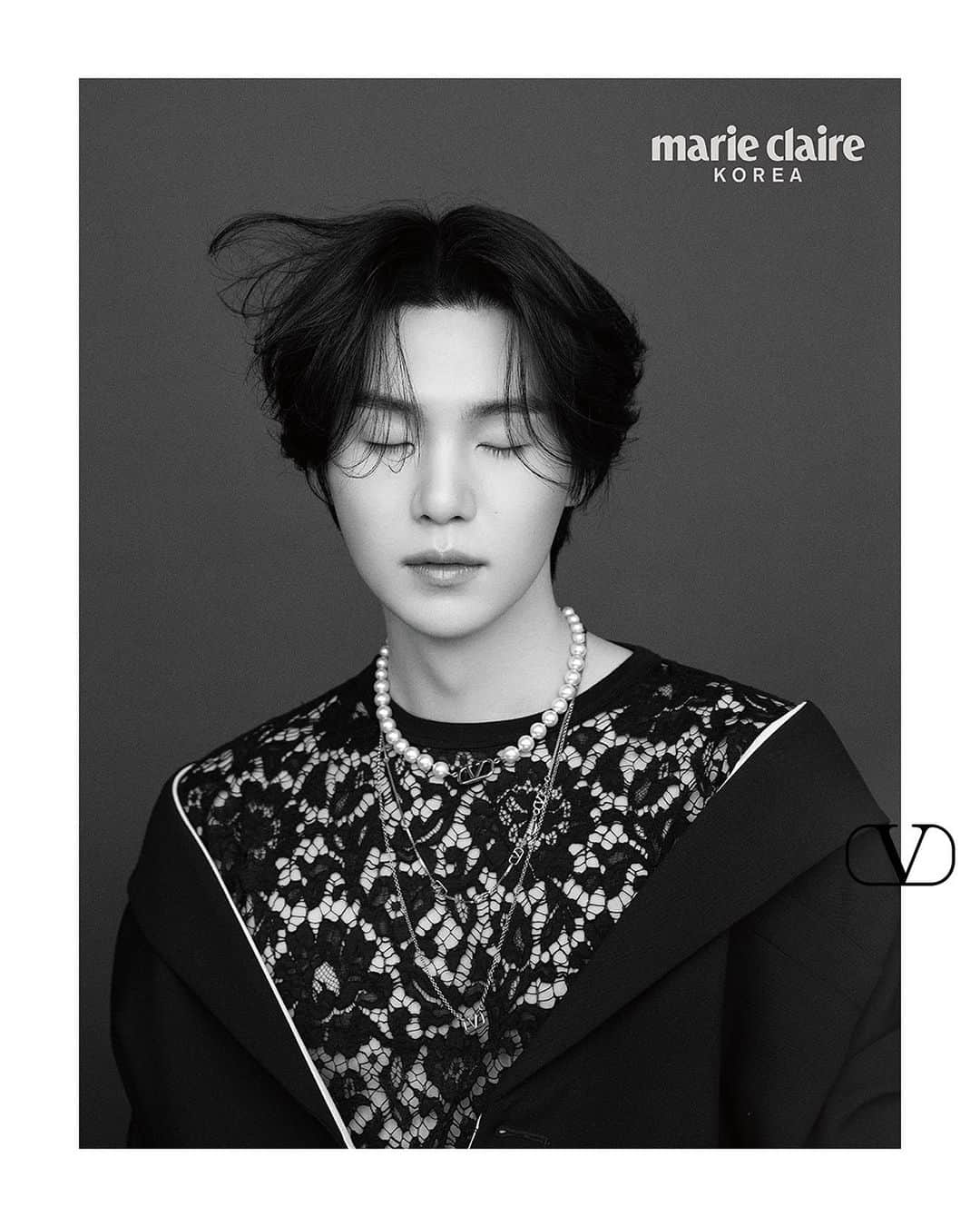 Valentinoさんのインスタグラム写真 - (ValentinoInstagram)「#SUGA (@agustd) of #BTS— the Maison’s Brand Ambassador and #ValentinoDiVas— covers @marieclairekorea’s May issue in a black lace top and jacket from #ValentinoUrbanFlows, styled by @kimvenchy   Discover the latest menswear, including new-in #VALENTINOGARAVANI accessories, online now through the link in bio.   Editor: @editordoi  Photographer: @photokyj80 Stylist: @kimvenchy Hair: @hearts_ultrapeku Makeup: @seoulbase_1 Set Designer: @uhyeu」4月26日 1時17分 - maisonvalentino