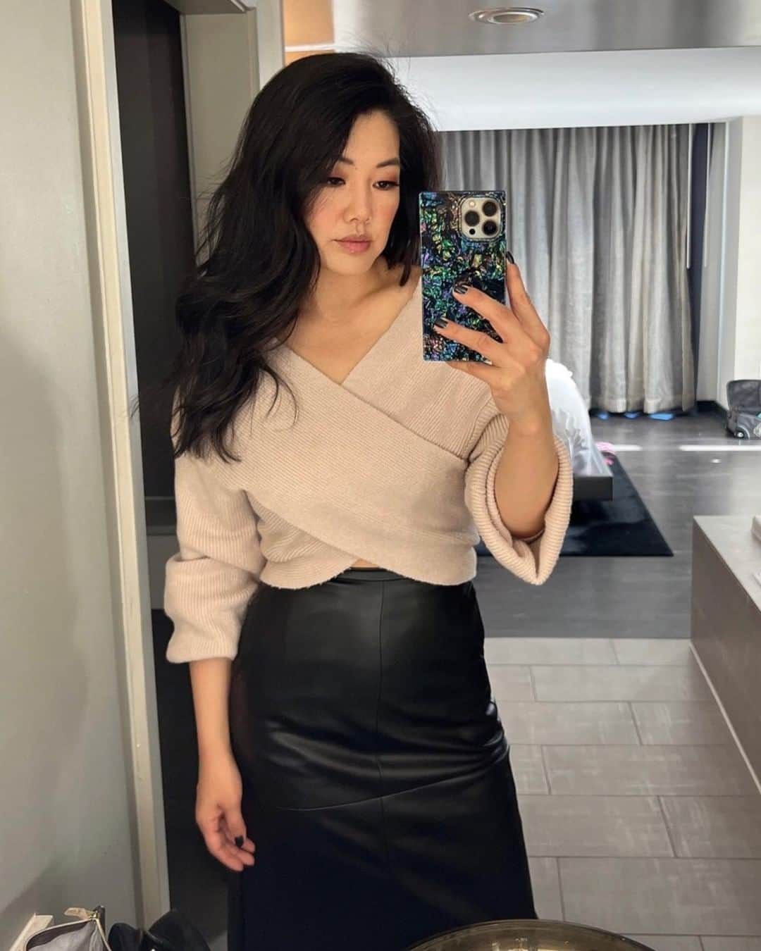 ジョーズジーンズのインスタグラム：「Never too early to pick out your Saturday night outfit // @crystalkungminkoff in The Doreen Cross Seamed Faux Leather Skirt.」