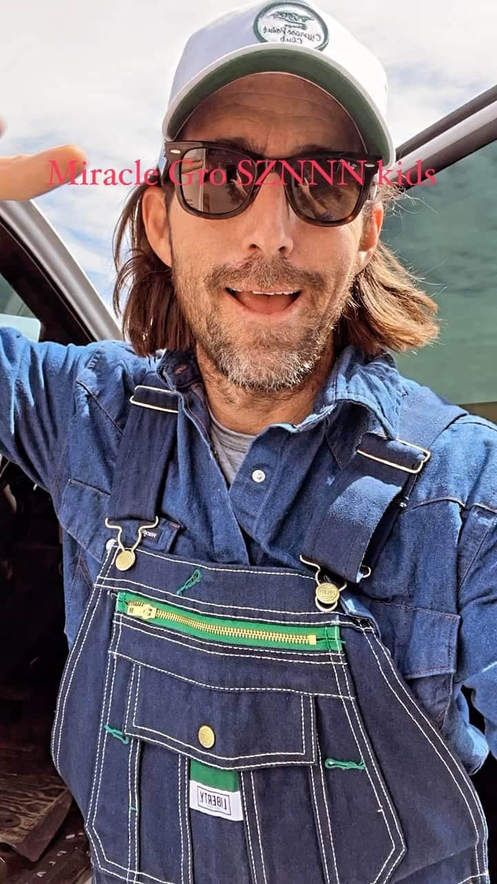 のインスタグラム：「@miraclegro sZN baby. We just beginning. By the way, I have no affiliation with a Miracle Gro they just make my plants super strong and mighty and bigger than everyone else’s. Therefore, I will support the miracle Gro brand without them, giving me anything. I buy my miracle gro. No BS advertising here folks! just big ass beautiful flowers. 🕺🏻🕺🏻🕺🏻 @ me」