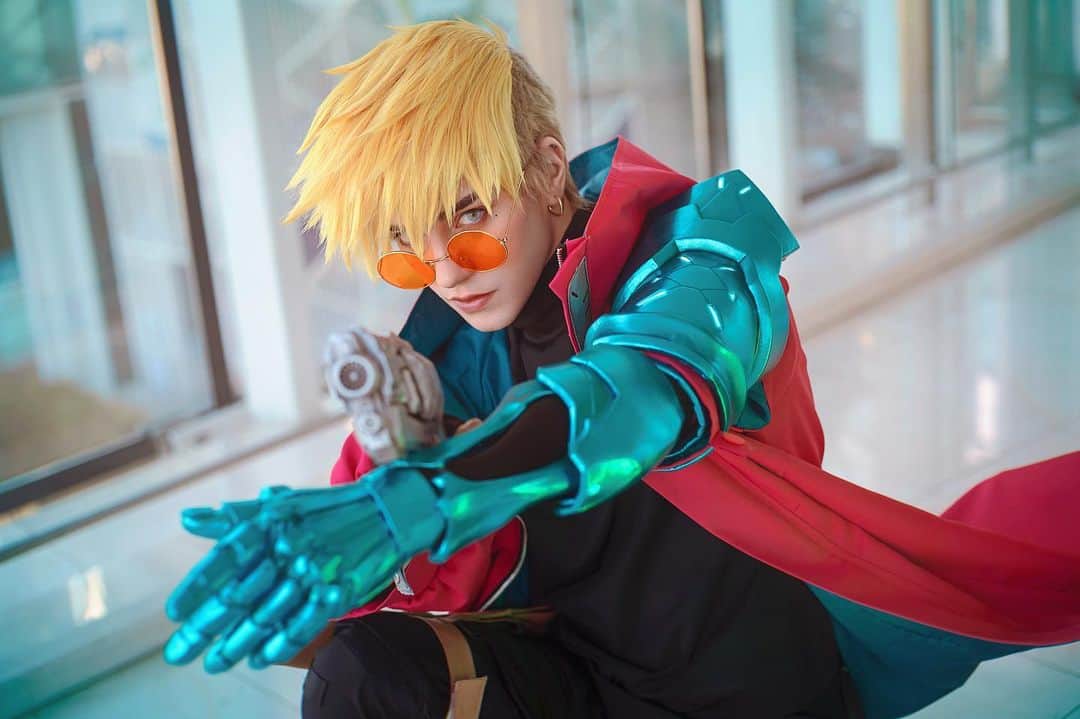 Geheのインスタグラム：「Here come the awaited first photos of Vash from Trigun Stampede! Absolutely my favorite anime so far this year 💯😭  CREDITS:   👉Coat and wig base from @cosplaysky Honestly really good quality and very well sewn! Cosplay comes with the coat, gloves, holster, shirt, pants and glasses.   👉Arm patterned and crafted by @pnkvirus and I (tutorial and patterns will be available shortly)   👉 Wig from @cosplaysky was a regular naruto wig+10 hours of styling and resewing 😅 (video tutorial soon too)   👉 Gun modded by me  👉Photos by @pnkvirus   #Trigun #Trigunstampede #Vash #Vashcosplay #triguncosplay #trigunstampedecosplay #cosplayphotography」