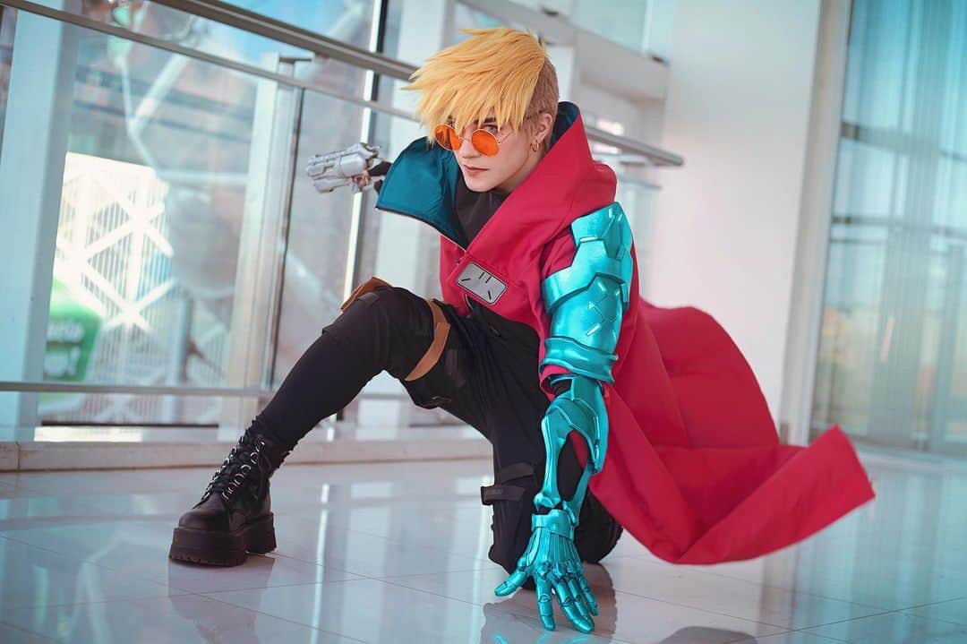 Geheさんのインスタグラム写真 - (GeheInstagram)「Here come the awaited first photos of Vash from Trigun Stampede! Absolutely my favorite anime so far this year 💯😭  CREDITS:   👉Coat and wig base from @cosplaysky Honestly really good quality and very well sewn! Cosplay comes with the coat, gloves, holster, shirt, pants and glasses.   👉Arm patterned and crafted by @pnkvirus and I (tutorial and patterns will be available shortly)   👉 Wig from @cosplaysky was a regular naruto wig+10 hours of styling and resewing 😅 (video tutorial soon too)   👉 Gun modded by me  👉Photos by @pnkvirus   #Trigun #Trigunstampede #Vash #Vashcosplay #triguncosplay #trigunstampedecosplay #cosplayphotography」4月26日 1時27分 - geheichou