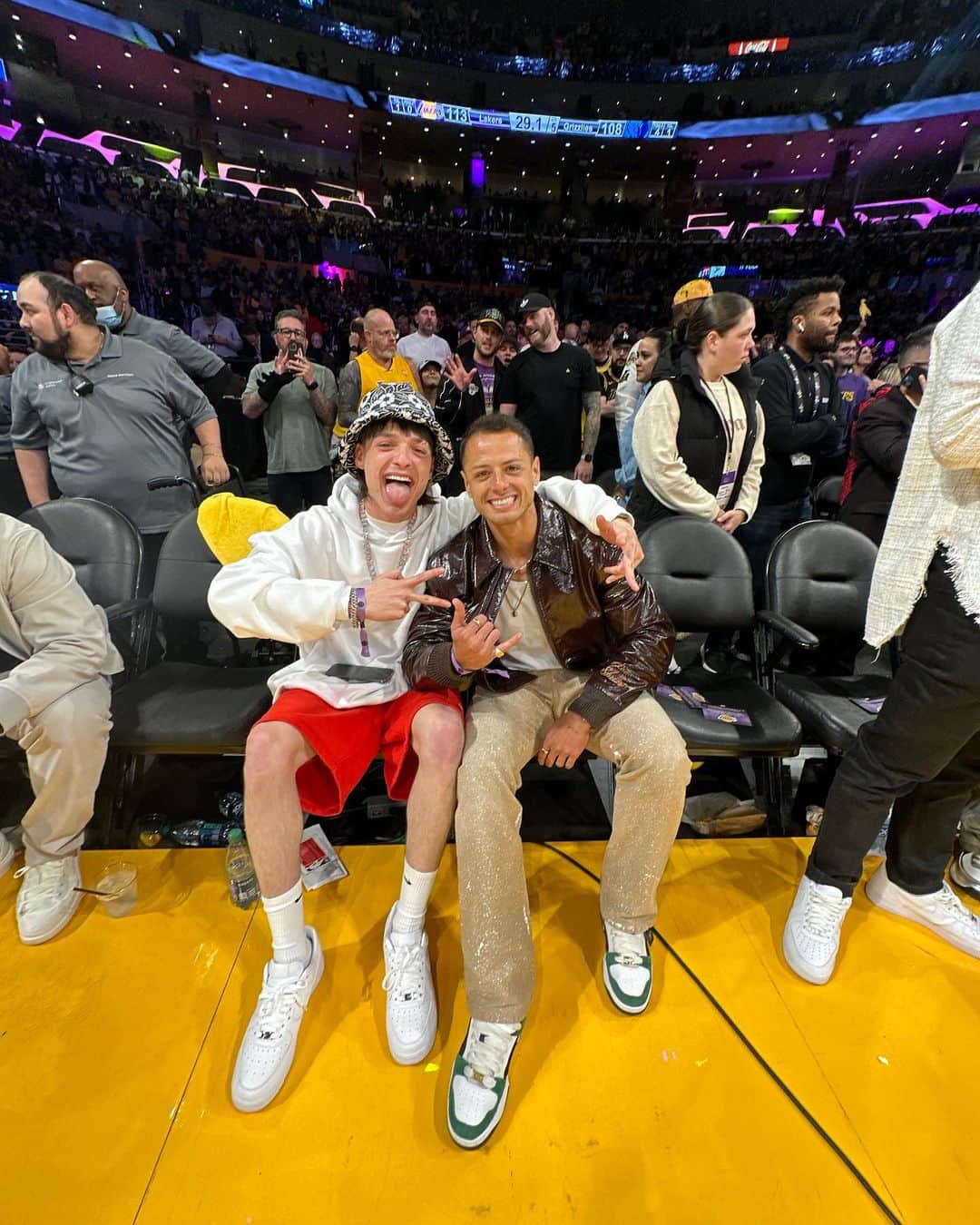 ハビエル・エルナンデス・バルカサールのインスタグラム：「Que gran ambiente el de anoche con la victoria de mis @lakers en playoffs! 🙌🏽 Y también no quiero dejar pasar que tuve la fortuna de conocer a un fenómeno! @pesopluma 🔥」