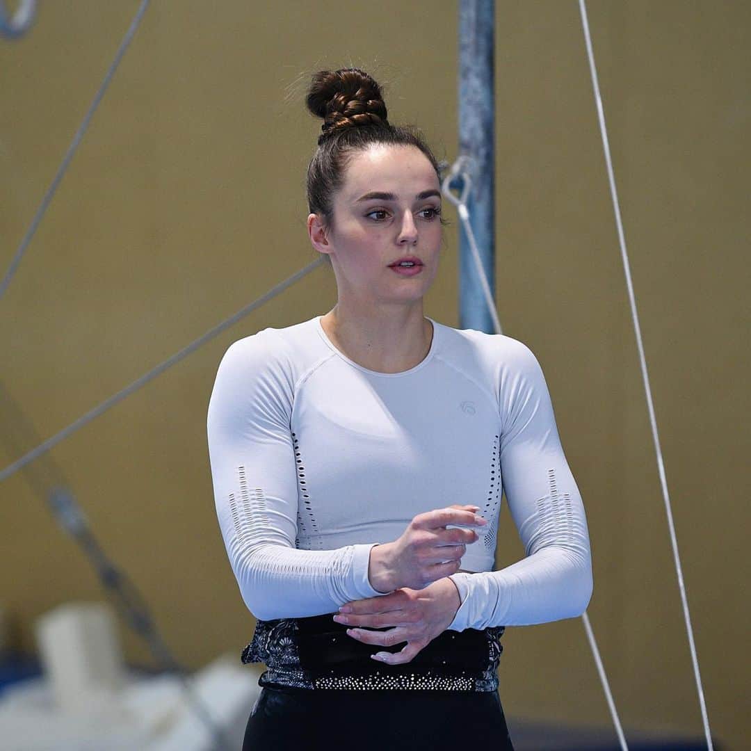 ポーリーヌ・シェーファーのインスタグラム：「Take a moment to appreciate how far  you’ve come!  But then keep going, because you did not come this far just to come this far.   #training #gymnastics #trainhard #workhard #pushyourself」