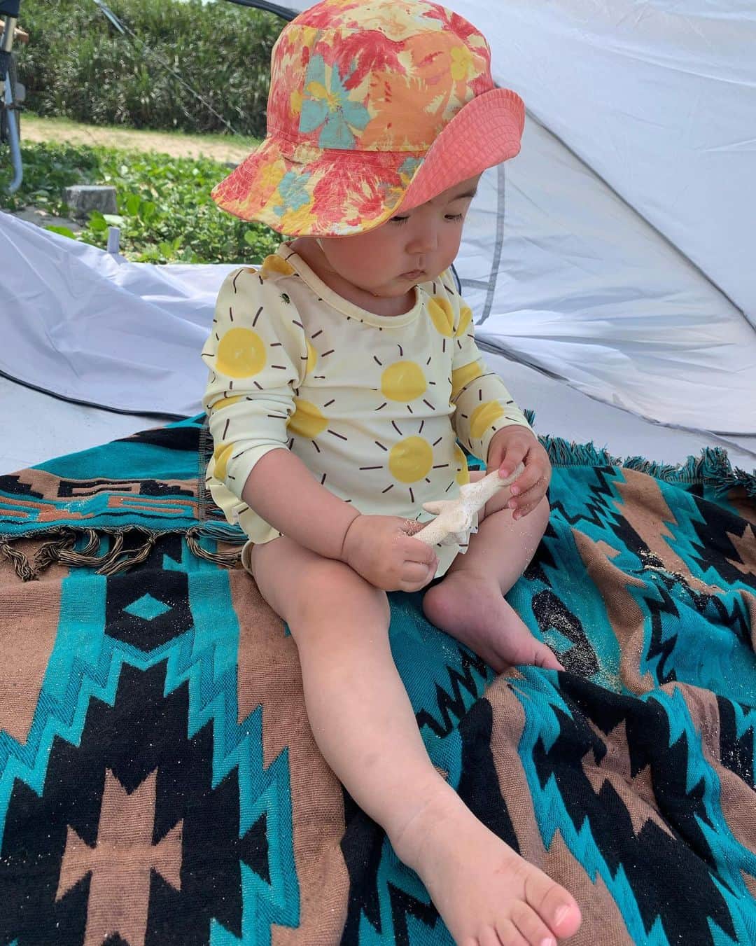 ANNA さんのインスタグラム写真 - (ANNA Instagram)「Family camping⛺️🌊  子連れキャンプ、本当に大変...🫠 でも沢山の経験をさせてあげたいし、沢山の景色を見せてあげたいな🤭💭  #familycamping #beachcamping #子連れキャンプ #沖縄キャンプ #ビーチキャンプ #0歳女の子ママ #新米ママ」4月26日 12時21分 - anna_flare