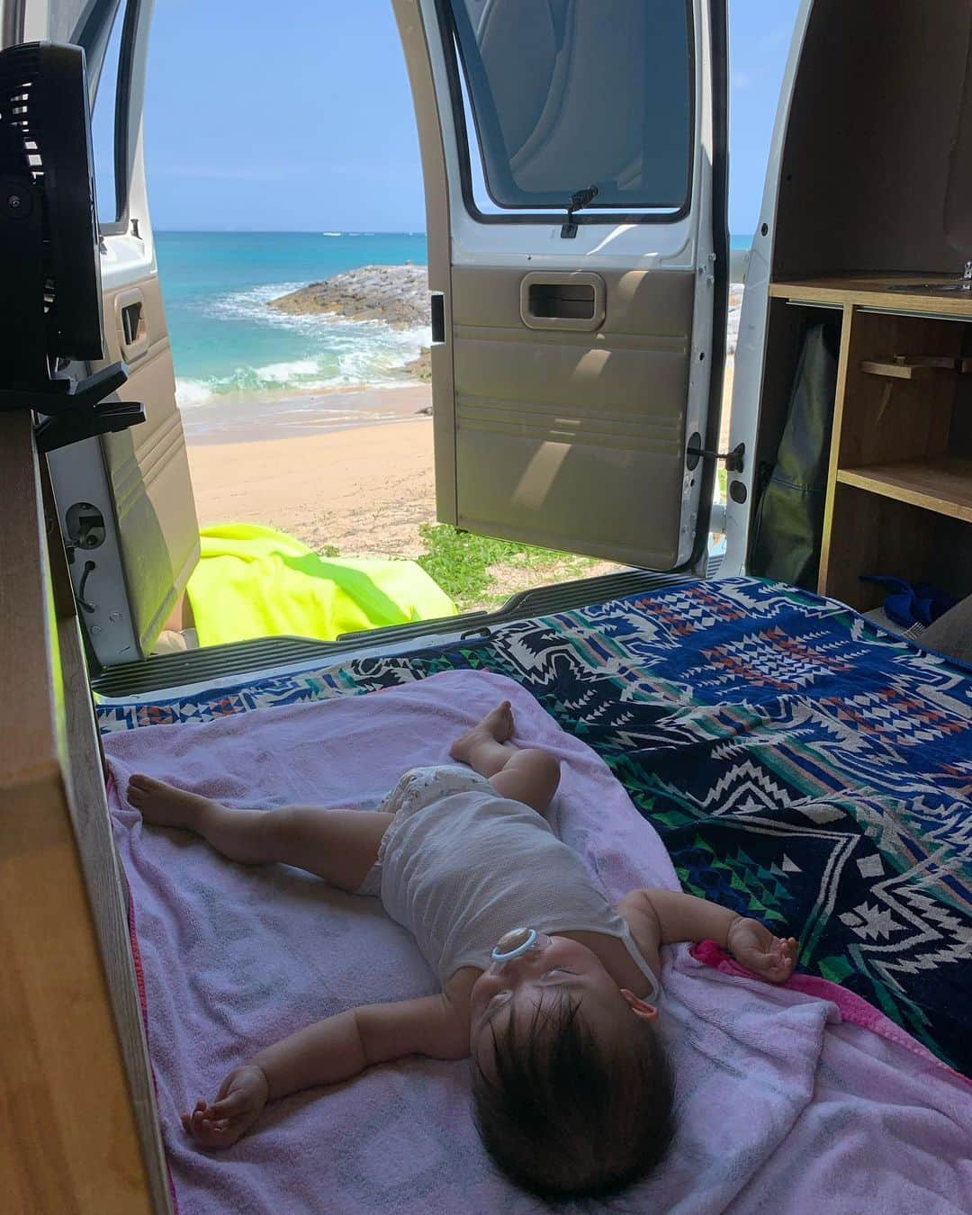 ANNA さんのインスタグラム写真 - (ANNA Instagram)「Family camping⛺️🌊  子連れキャンプ、本当に大変...🫠 でも沢山の経験をさせてあげたいし、沢山の景色を見せてあげたいな🤭💭  #familycamping #beachcamping #子連れキャンプ #沖縄キャンプ #ビーチキャンプ #0歳女の子ママ #新米ママ」4月26日 12時21分 - anna_flare