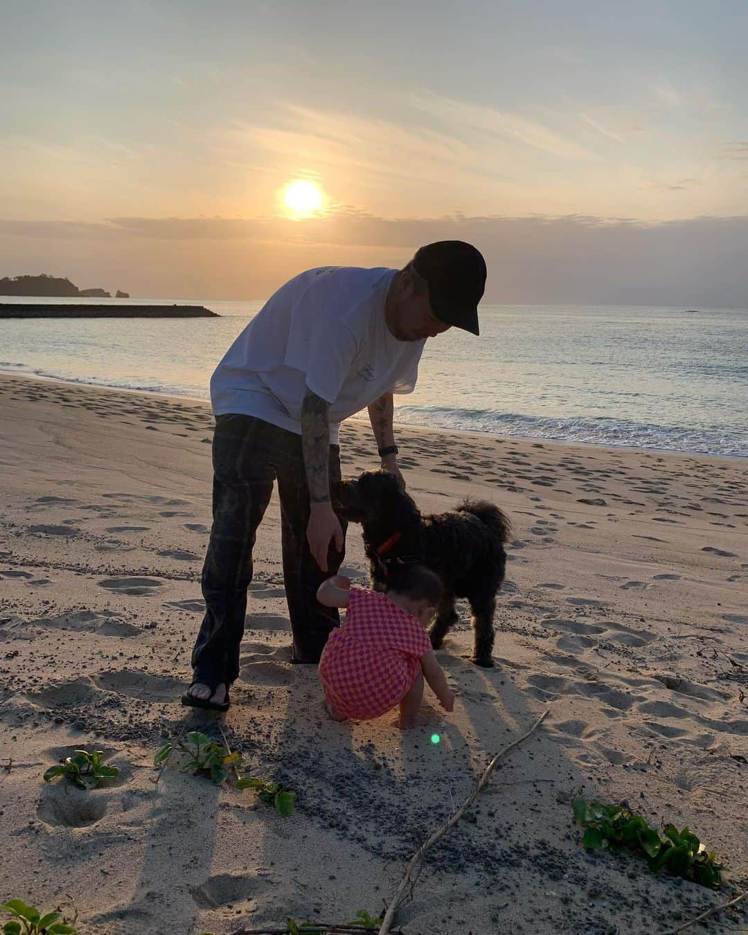 ANNA さんのインスタグラム写真 - (ANNA Instagram)「Family camping⛺️🌊  子連れキャンプ、本当に大変...🫠 でも沢山の経験をさせてあげたいし、沢山の景色を見せてあげたいな🤭💭  #familycamping #beachcamping #子連れキャンプ #沖縄キャンプ #ビーチキャンプ #0歳女の子ママ #新米ママ」4月26日 12時21分 - anna_flare