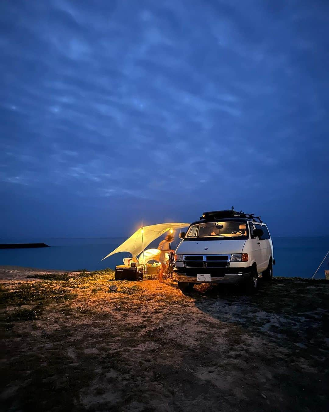 ANNA のインスタグラム：「Family camping⛺️🌊  子連れキャンプ、本当に大変...🫠 でも沢山の経験をさせてあげたいし、沢山の景色を見せてあげたいな🤭💭  #familycamping #beachcamping #子連れキャンプ #沖縄キャンプ #ビーチキャンプ #0歳女の子ママ #新米ママ」