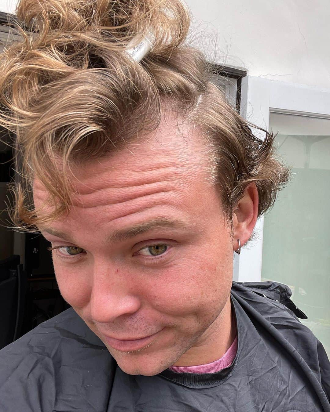 アシュトン・アーウィンのインスタグラム：「Haircut time.  I have that natural grinchy whoville cuteness ya know what I’m saying? Looking very grinch-esque but in a drummer guy way. Anyways, caption done, on ya bike!!」