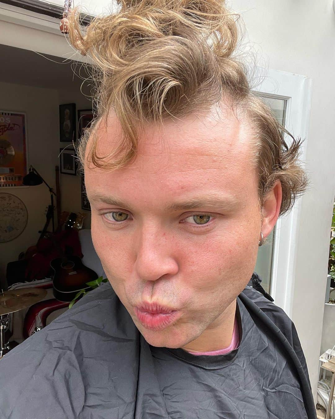 アシュトン・アーウィンさんのインスタグラム写真 - (アシュトン・アーウィンInstagram)「Haircut time.  I have that natural grinchy whoville cuteness ya know what I’m saying? Looking very grinch-esque but in a drummer guy way. Anyways, caption done, on ya bike!!」4月26日 10時55分 - ashtonirwin