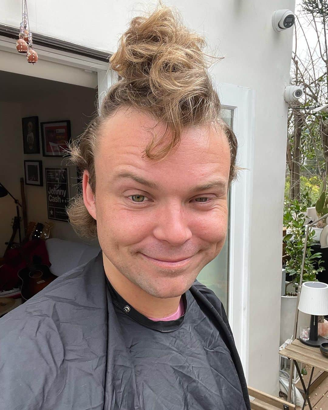 アシュトン・アーウィンさんのインスタグラム写真 - (アシュトン・アーウィンInstagram)「Haircut time.  I have that natural grinchy whoville cuteness ya know what I’m saying? Looking very grinch-esque but in a drummer guy way. Anyways, caption done, on ya bike!!」4月26日 10時55分 - ashtonirwin