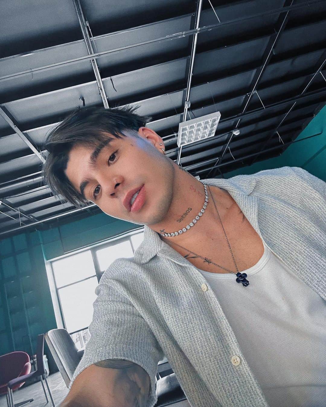 Sebastián Villalobosのインスタグラム：「EMPEZÓ ESTA VUELTAAAA, YA ME PUEDEN VER COCINANDO EN TOP CHEF VIP, HOY MI ESPECIALIDAD: SUSHI DE POLLO 🍣 🍗🫣 JAJAJAJAJAJAJA」