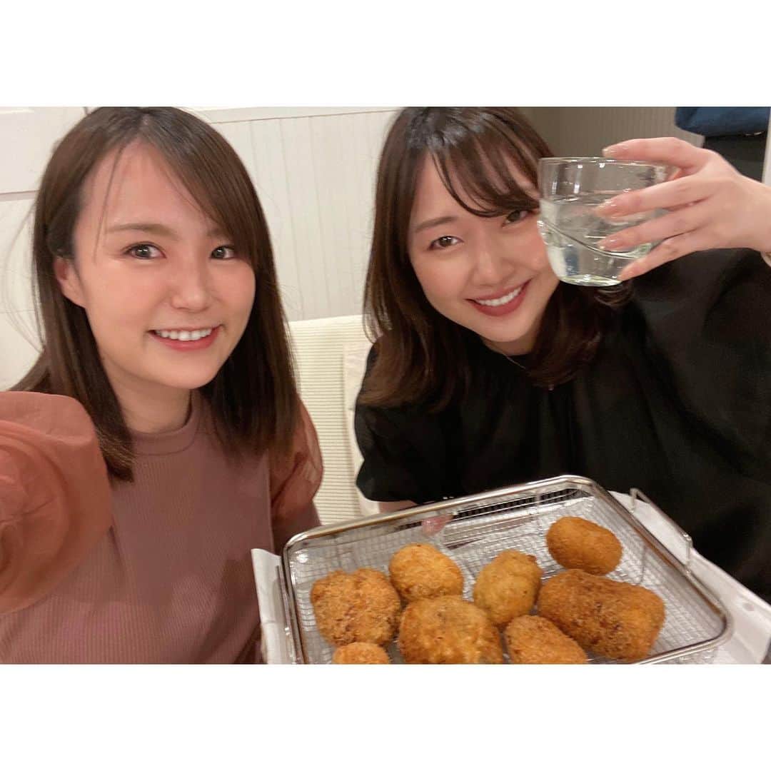 舘谷春香のインスタグラム：「先日私の家で、西川あやのとコロッケパーティーしました🥔 お互い担当わけて2種類作った🥹 舘谷家おふくろの味とくにまるさん秘伝の出汁🥹 どちらもおいしかった…！  揚げたてって幸せで最高ですね…！ 作る過程も含めて楽しくて最高でした…！  色々持ってきてくれてありがとう🥹  #じゃがいも #コロッケ #ポテト会 #文化放送 #西川あやの #舘谷春香  #ホームパーティー #女子会 #アナウンサー」