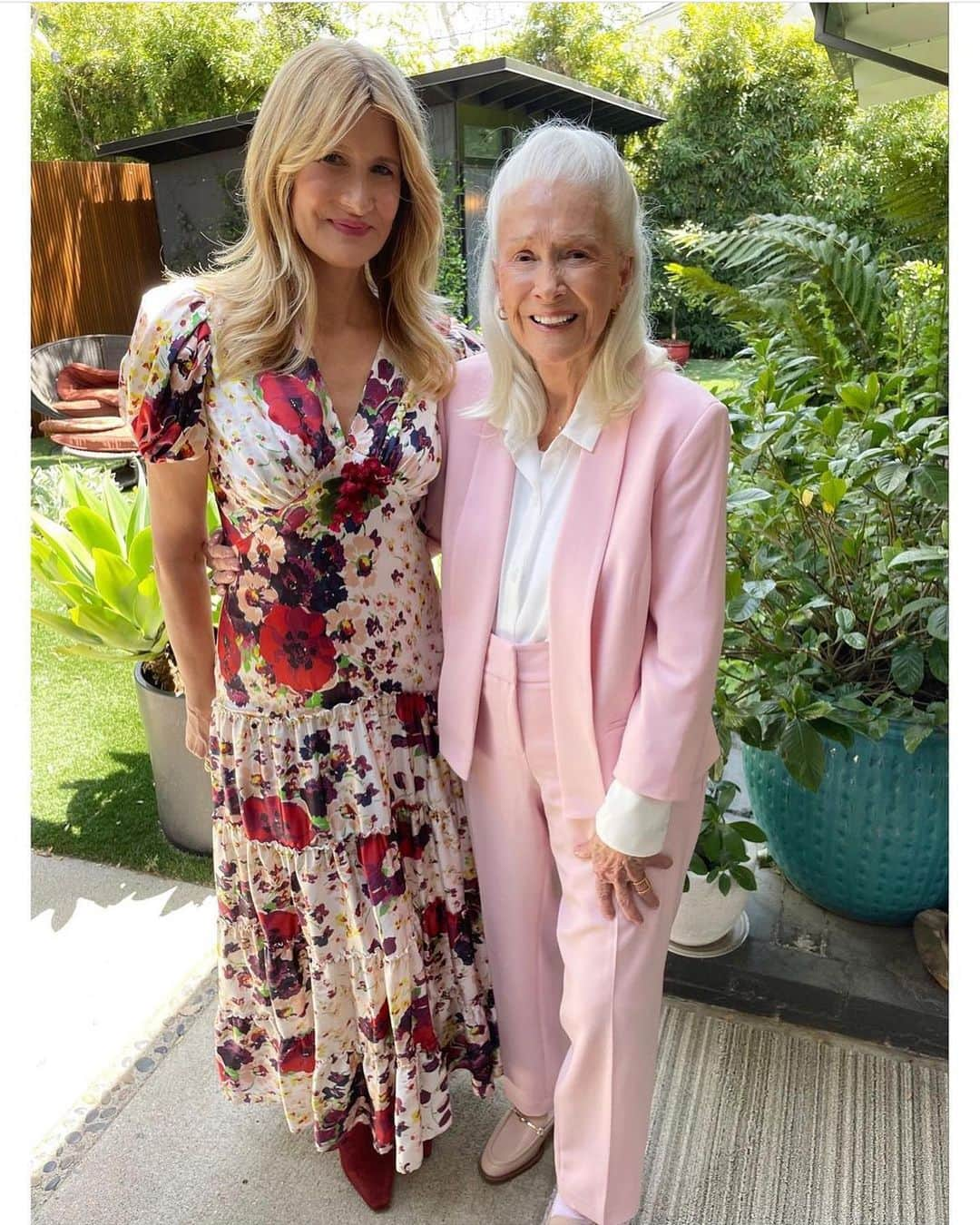 ロダルテさんのインスタグラム写真 - (ロダルテInstagram)「@lauradern and Diane Ladd at the LA Times Festival of Books.  Laura wears Rodarte’s Floral Tiered Silk Charmeuse PF23 Dress. Styled by @ecduzit.  #lauradern #rodarte」4月26日 10時51分 - rodarte