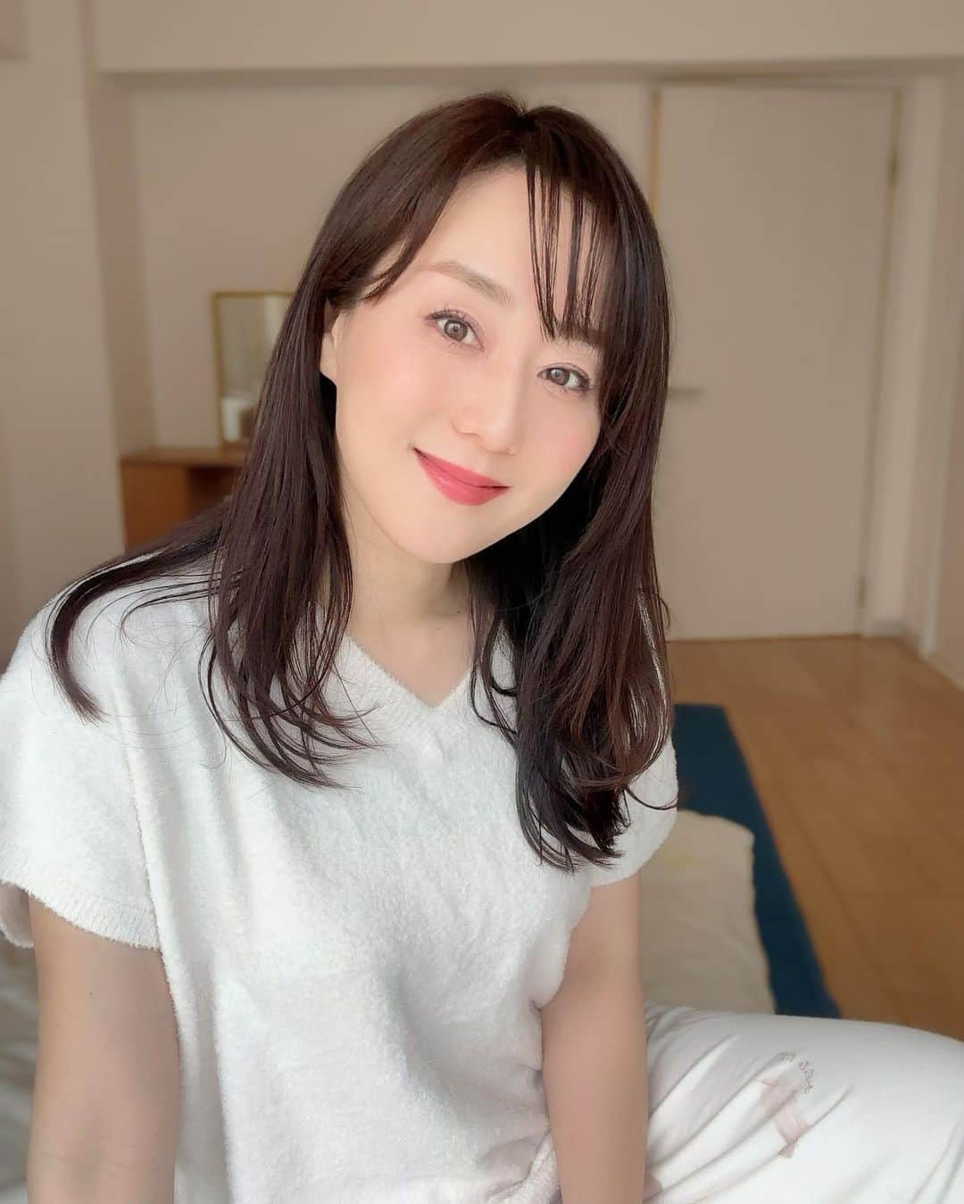 村上麻衣のインスタグラム：「この日は、広告モデルのお仕事で「部屋着」での撮影でした。  カーテン近くで朝日を浴びるイメージカットとか☀️  部屋着は自分のものを衣装として使いますので、 撮影用に持っている @gelatopique_official のルームウェアを。  実際に使う事はないので、 「よそゆき部屋着」ですね😙  . . 昨日から寒いですね〜🥶 ヒートテック引っ張り出して着てます。 皆さまもあったかくされてくださいね。  #部屋着 #ルームウェア #撮影 #広告モデル #お仕事」