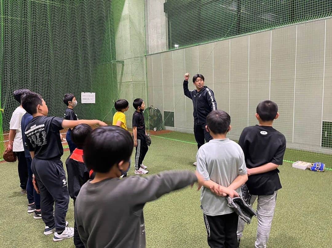 のインスタグラム：「4/24ｱｽﾘｰﾄﾌｨｰﾄﾞで行っている集団レッスンの様子⚾️ @baseball.feeeed 集団レッスンでは 投げる事を中心的に教えてます。 キャッチボールは野球をするための準備ではなく、野球が上手くなるための近道だと思ってます😊 特に小学生には肘、肩のケガをしないように正しい投げ方、正しい体の使い方などを教えてます⚾️ 未来のある子供たちのために少しでも貢献してしきますよー😁👍🏼  #アスリートフィード @baseball.feeeed  #等々力 #投げることは野球のすべて #とまでは言いきれないが #あながち間違ってない #子供達の未来は明るい」