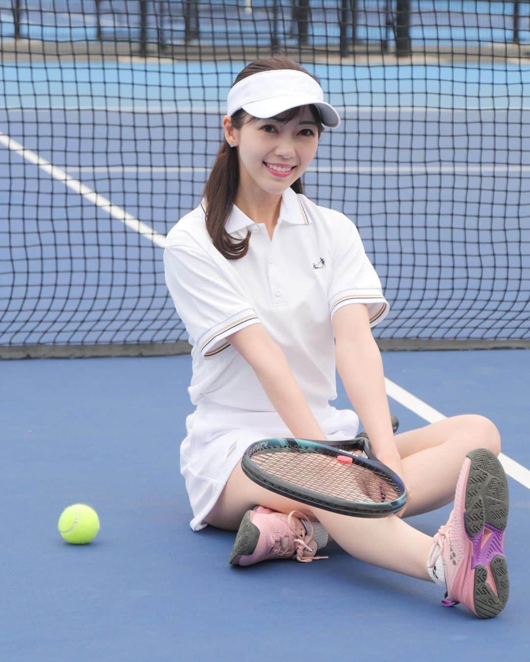 川又智菜美のインスタグラム：「ポロコーデ、クラシカルで可愛い☺️ ⁡ こちらTENEZ（@10ez_official）の ポロシャツはユニセックスなので ミックスのペアとかで着てたら素敵だなぁ🥰 クラシカルコーデはどの世代の方が着ても かっこいいですよね✨ ⁡ これ素材がすごいのでシェアさせてください🙇‍♀️ JAXA•東レ共同開発の宇宙技術と 東レの高機能すぎる汗マネジメント技術が入った素材で作る「未来のスポーツウェア」💫 ⁡ 汗の匂いを消臭してくれるし 濡れジミも抑制してくれるということ🙌 ビショビショになってもベタつきにくいし、 驚くほどすぐ乾くなど、合計12個もすごい機能性があるらしい…🤔 私も着てテニスしたら着心地良かったです☺️ ⁡ 夏は私も汗の匂いが気になるので消臭効果あるの助かる…！（しかもUVカット効果も高いらしい） ⁡ 私が着ているこちらの新作は本日4/26に公開です👕 初日が枚数限定で20%オフとかもあるそうなのでお得だそうです🤭 気になった方はぜひ✨ ⁡ ⁡ #テニス #テニス女子 #tennis #ポロシャツ #pr」
