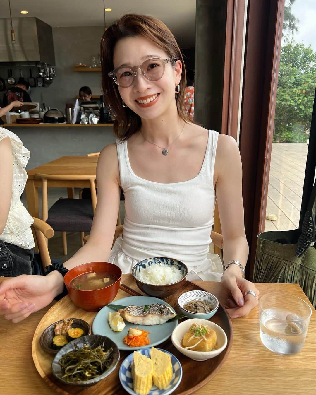 のインスタグラム：「🌺  美味しかった沖縄ランチ！  ヘルシーなものが食べたい時にぜひオススメしたい @awayk.nakijin 🍴  北部の今帰仁村にあるよ！ 沖縄行くと毎日ソーキそば食べちゃうので(大好き) 品目たくさん、栄養もバッチリとれて なおかつ雰囲気も素敵なレストラン、嬉しい〜☺️  @visino_ebisu の藤原さんに教えていただいたよ✌️ (私が通っている小顔矯正サロンのゴッドハンドお姉さん笑)  よくご質問いただくサングラスは @kaneko_optical  トップスは @loveless___official です🤍  #okinawa #okinawatrip #awayk #awaykokinawa #loveless」