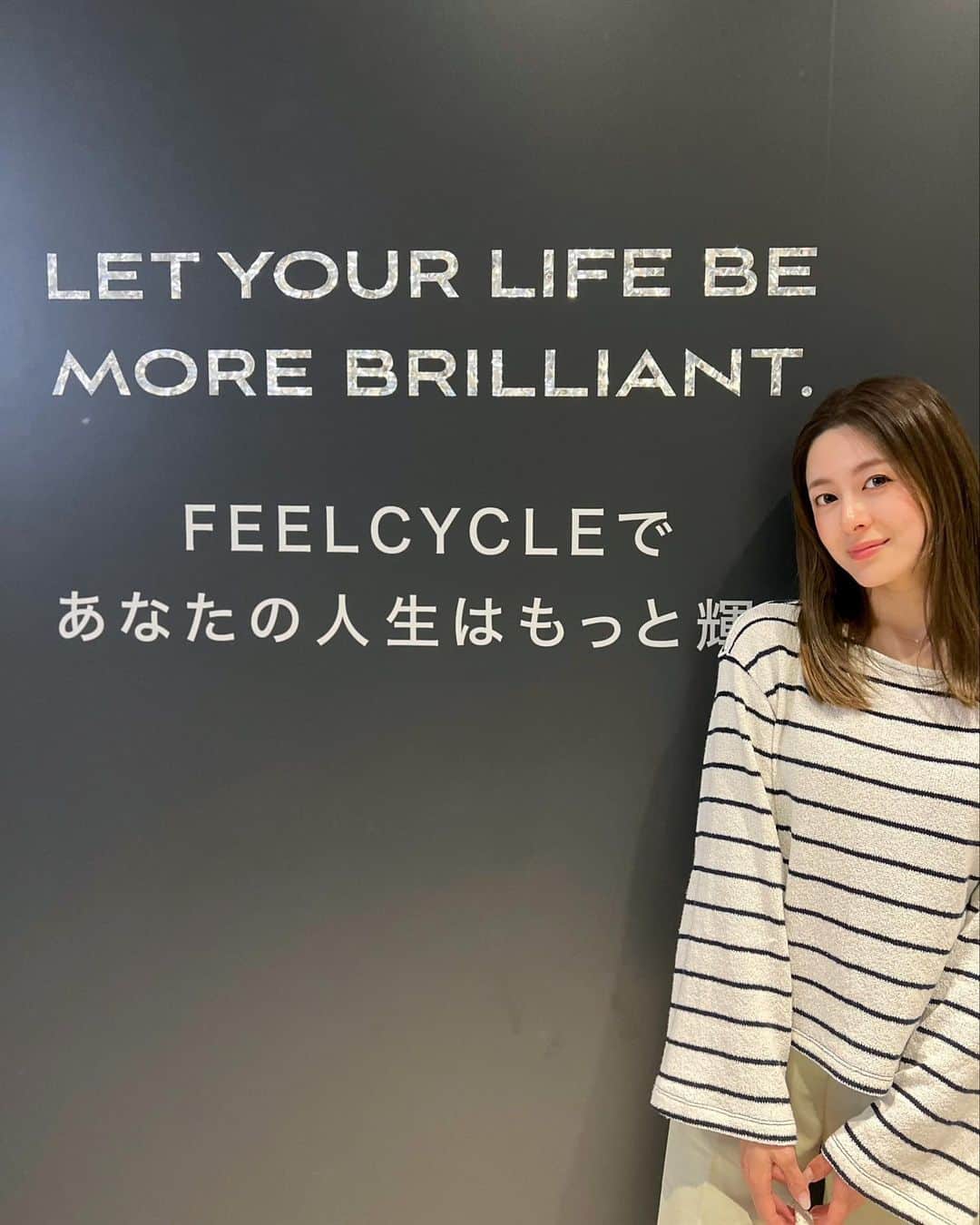 のインスタグラム：「. 暗闇フィットネスのパイオニアFEELCYCLE🚲  京都河原町店が4/28にopenするので一足お先に体験させてもらったよ🙆‍♀️ 大阪にも何店舗かあるんだけど、大型スクリーンで楽しめるのは関西初なんだって！  クラブなの？っていう雰囲気にドキドキしてたんだけどw やってみたら楽しすぎた🤣❤️  暗闇の中でノリノリの爆音と曲に合わせた映像、ハイテンションで引っ張ってくれるインストラクターさん✨  没入感がすごくてまわりの目も気にならない。 踊ってるような気持ちで自転車こいで、有酸素運動と筋トレの要素が詰まったレッスンで身も心もデトックスできました🌿  @hiyo131131 ありがとう❤️  駅直結だよ🚲👇 📍FEELCYCLE 京都河原町店 @feelcycle_official  京都市下京区四条通河原町北東角 コトクロス阪急河原町B1  #FEELCYCLE #フィールサイクル #FEELCYCLE京都河原町 #フィットネス女子 #暗闇フィットネス」