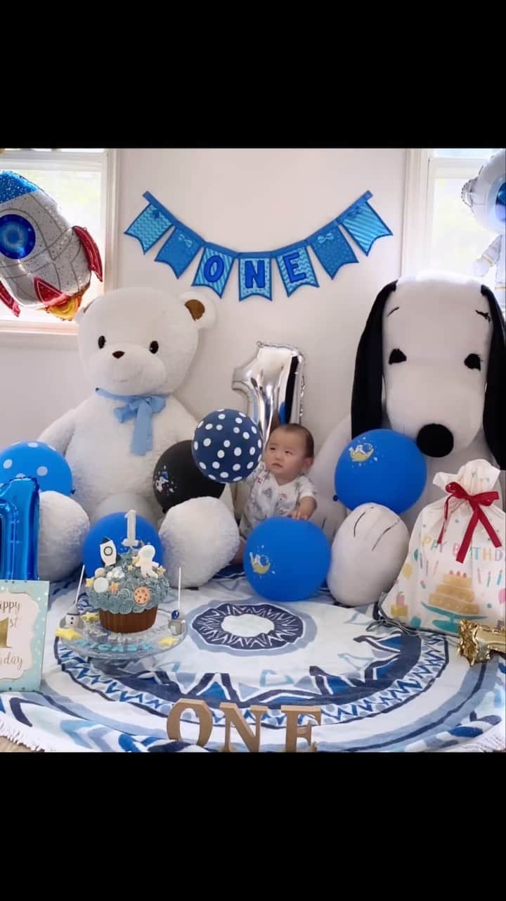 平山美香のインスタグラム：「４月６日 三男 １歳になりました❤️ 次男の入園式が５日、長男の入学式が７日で、中日に誕生日だった為、BD当日はサラッとお祝いになりましたが🙏 １歳になるまで毎月、長男・次男の時も着せていた同じコスチュームで撮影し、気付けば１年❤️ もー本当にアッという間でした😹❤️ お兄ちゃん達優先で、いつも後回しだけど、終始笑顔のhappy baby君❤️ 三兄弟仲良しで、お兄ちゃん達の真似っこも大好き❤ 小さいシルエットが可愛過ぎて、大きくならないでほしくなっちゃいますが、１歳お誕生日おめでとう❤️  #firstbirthday #1stbirthday #1歳誕生日」