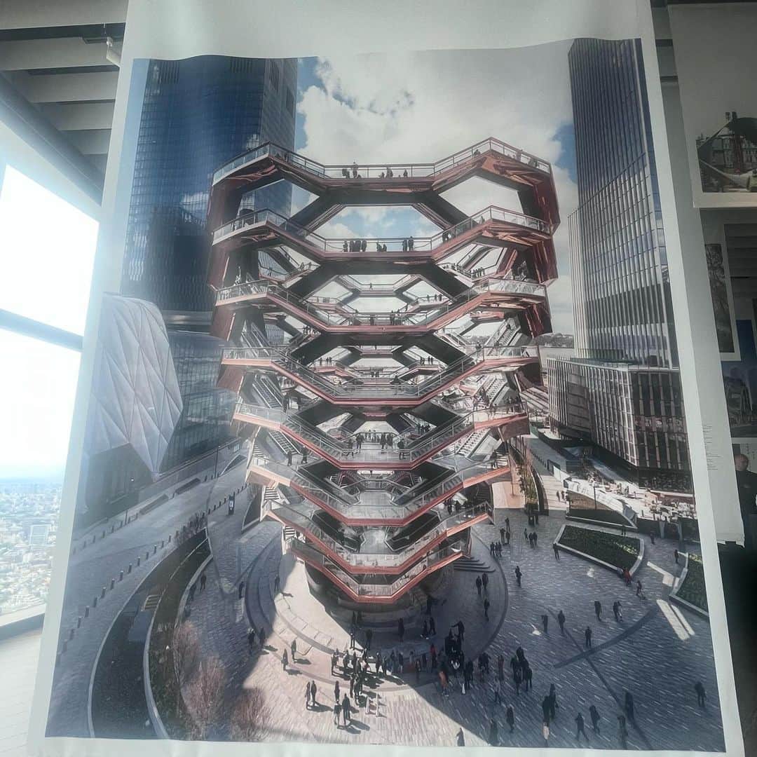 クリス智子さんのインスタグラム写真 - (クリス智子Instagram)「月曜日に番組でご紹介した 「ヘザウィック・スタジオ展　共感する建築」。六本木ヒルズ52回の東京シティビューで開催中。  50年ぶりのロンドン2階建てバスのリニューアルデザインや（50年リニューアルしないところにもデザインの強さを感じ、素敵)、 上海万博での英国パビリオン、ニューヨーク・ハドソン川沿いエリアのユニークなデザインなどなどなど。  自由で有機的であたたかく、 これまでのビルや街の概念を覆すような、風景と緩やかに本気で一体化する建築たち、とても面白かったです。  写真3,4枚目は「エアロ」という純電気自動車。古い車好きの私、初めて電気自動車に乗ってみたいと思いました！内装が、未来のような60'sようなシートの風合いとグリーンの色、好み〜  運転席もなく、さらにびっくりしたのは、自分の車だけでなく、周りの排気ガスも吸い込むときれいな空気にして出す仕組みになっている時！凄くないですか？！😳 車としても、人としても理想的！  いつもJ-WAVEのスタジオから見える、今年秋開業予定の麻布台ヒルズ低層部分の興味深い建築も、へザウィック・スタジオのデザイン設計。  東京の街、ひっきりなしのビルの建て替え、密集林立、には、感覚的に抵抗したい部分もあるんですが、ヘザウィックスタジオのような発想をもってしてなら、未来が素敵かも、と思えた。🌳  6月４日（日）まで！  #へザウィックスタジオ展」4月26日 11時20分 - chris_tomoko