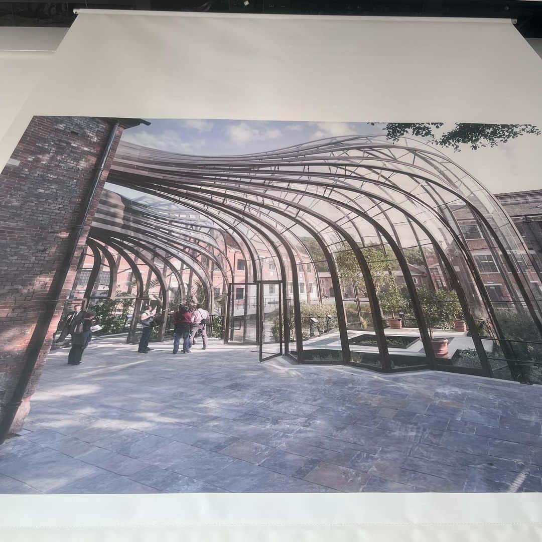 クリス智子さんのインスタグラム写真 - (クリス智子Instagram)「月曜日に番組でご紹介した 「ヘザウィック・スタジオ展　共感する建築」。六本木ヒルズ52回の東京シティビューで開催中。  50年ぶりのロンドン2階建てバスのリニューアルデザインや（50年リニューアルしないところにもデザインの強さを感じ、素敵)、 上海万博での英国パビリオン、ニューヨーク・ハドソン川沿いエリアのユニークなデザインなどなどなど。  自由で有機的であたたかく、 これまでのビルや街の概念を覆すような、風景と緩やかに本気で一体化する建築たち、とても面白かったです。  写真3,4枚目は「エアロ」という純電気自動車。古い車好きの私、初めて電気自動車に乗ってみたいと思いました！内装が、未来のような60'sようなシートの風合いとグリーンの色、好み〜  運転席もなく、さらにびっくりしたのは、自分の車だけでなく、周りの排気ガスも吸い込むときれいな空気にして出す仕組みになっている時！凄くないですか？！😳 車としても、人としても理想的！  いつもJ-WAVEのスタジオから見える、今年秋開業予定の麻布台ヒルズ低層部分の興味深い建築も、へザウィック・スタジオのデザイン設計。  東京の街、ひっきりなしのビルの建て替え、密集林立、には、感覚的に抵抗したい部分もあるんですが、ヘザウィックスタジオのような発想をもってしてなら、未来が素敵かも、と思えた。🌳  6月４日（日）まで！  #へザウィックスタジオ展」4月26日 11時20分 - chris_tomoko