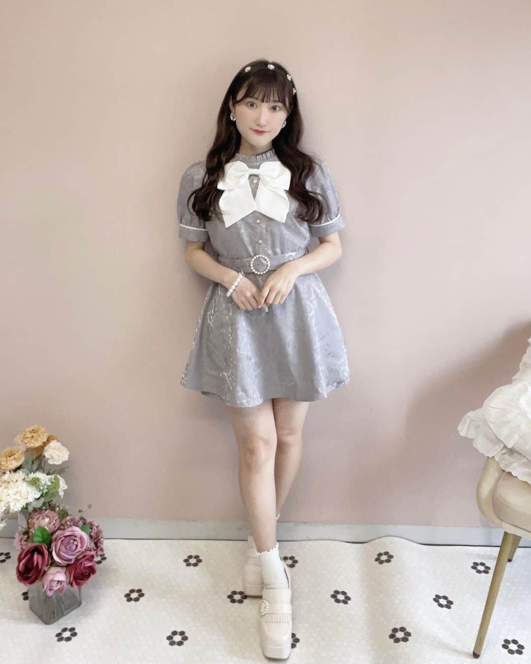 evelyn.coordinateのインスタグラム：「♡  𝑵𝒆𝒘 𝑨𝒓𝒓𝒊𝒗𝒂𝒍  #リボンロンパース color ♡  IGY / GCK / BK price ♡ 9,400(taxin)  ジャガードの生地のロンパースが 入荷いたしました💓💓  作りのリボンやパールのバックルが ガーリーで上品かつ可愛いデザイン❤︎  ロンパースはかなりスタイル 盛れちゃうので低身長の方に 特におすすめしたいアイテムです🌙  ぜひチェックしてみてください💗  身長150cm(骨格ウェーブ)  #evelyn #エブリン #ガーリーコーデ #甘めスタイル #甘めコーデ #清楚コーデ #可愛い  #girly #feminine #パステル #girl #低身長コーデ #l4l #f4f #follow #フォロー #ファッション #fashion #ootd #evelynコーデ #フェミニンコーデ」