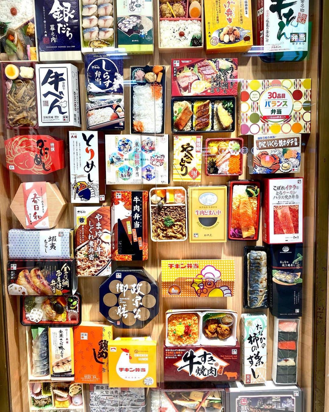 佐藤弘道さんのインスタグラム写真 - (佐藤弘道Instagram)「お弁当選び・・・  ん〜迷うなぁ〜・・・ どれにしようかなぁ〜・・・  さぁ〜どのお弁当を選んだでしょう？？？」4月26日 11時20分 - satouhiromichi023