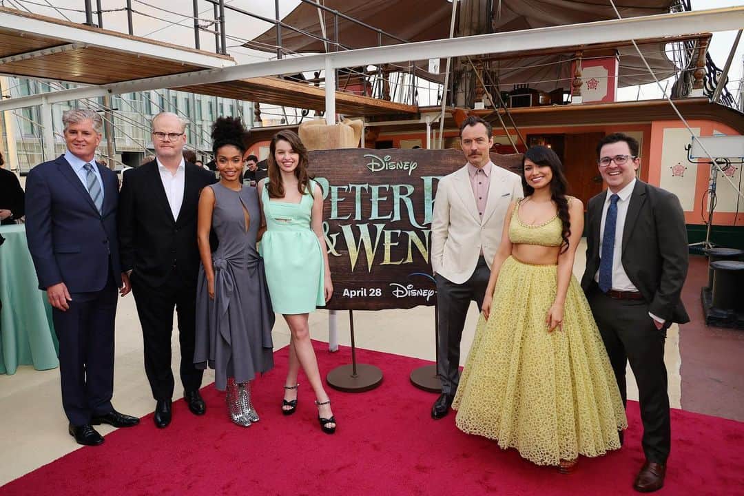 Walt Disney Studiosさんのインスタグラム写真 - (Walt Disney StudiosInstagram)「The cast of #PeterPanAndWendy looked magical on the red carpet at the special New York launch event tonight. ✨ This Friday return to Never Land and stream the epic movie event only on @disneyplus.」4月26日 11時29分 - disneystudios