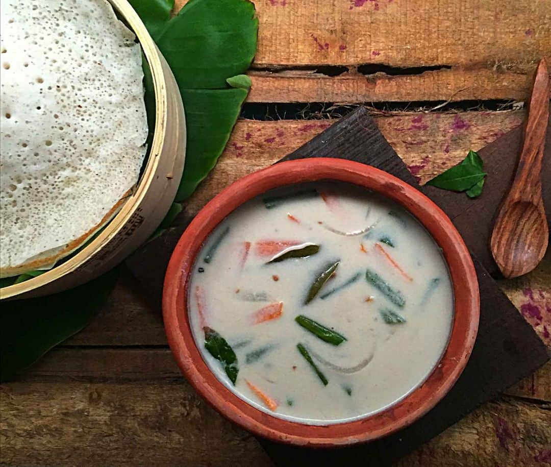 のインスタグラム：「This gluten-free and vegan dish is always a favorite at home and we love it with some hot Appams. Do try this Kerala Stew recipe and tell me how you enjoyed :)  Ingredients 👉1 Potato, peeled and cut lengthwise 👉1 Carrot,  peeled and cut lengthwise 👉15 Green beans, cut lengthwise 👉1/4 cup Green peas 👉1 Onions, red, sliced lengthwise 👉1 Garlic, grated 👉1/2 inch Ginger, peeled and grated (optional) 👉1/2 cup Coconut milk, thin 👉3/4 cup Coconut milk , thick, (extracted from 1/2 coconut) 👉Salt , to taste  For tempering 👉1/2 inch Cinnamon Stick (Dalchini) 👉1 Bay leaf (tej patta) 👉10 to 12 Whole Black Peppercorns 👉1 Cardamom (Elaichi) Pods/Seeds 👉1 sprig Curry leaves 👉1 teaspoon Coconut Oil  👉To begin making the Kerala Special Vegetable Stew recipe, firstly wash and steam the vegetables (including onion) till they are fork tender. 👉Heat a heavy bottomed pan with coconut oil and temper with the whole spices and curry leaves. 👉Now add the grated ginger and garlic and saute' for 20 seconds only. 👉Add the steamed vegetables and the thin coconut milk. Cook covered over low flame for 5 to 7 minutes. 👉After 5 to 7 minutes, add the thick coconut milk, stir to mix and switch off. 👉Add salt and it is ready to be served. Using fresh whole spices and fresh coconut gives the stew it's authentic taste. 👉Serve Kerala Special Vegetable Stew with Appam or Idiyappam for a perfect South Indian meal.」