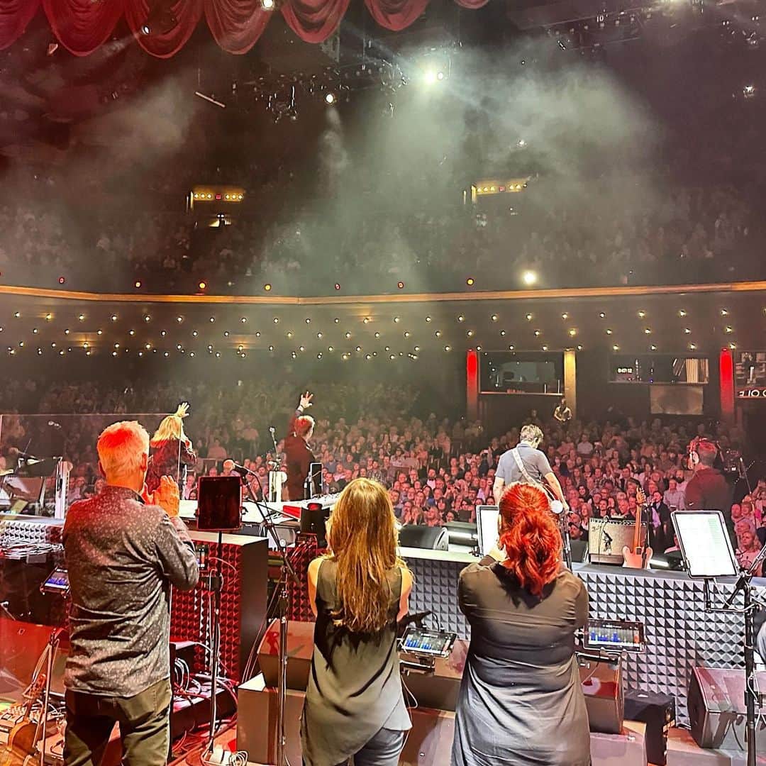ヴィンス・ニールのインスタグラム：「Thank you @opry for having me back. Great to sing with @connersmithmusic tonight!」