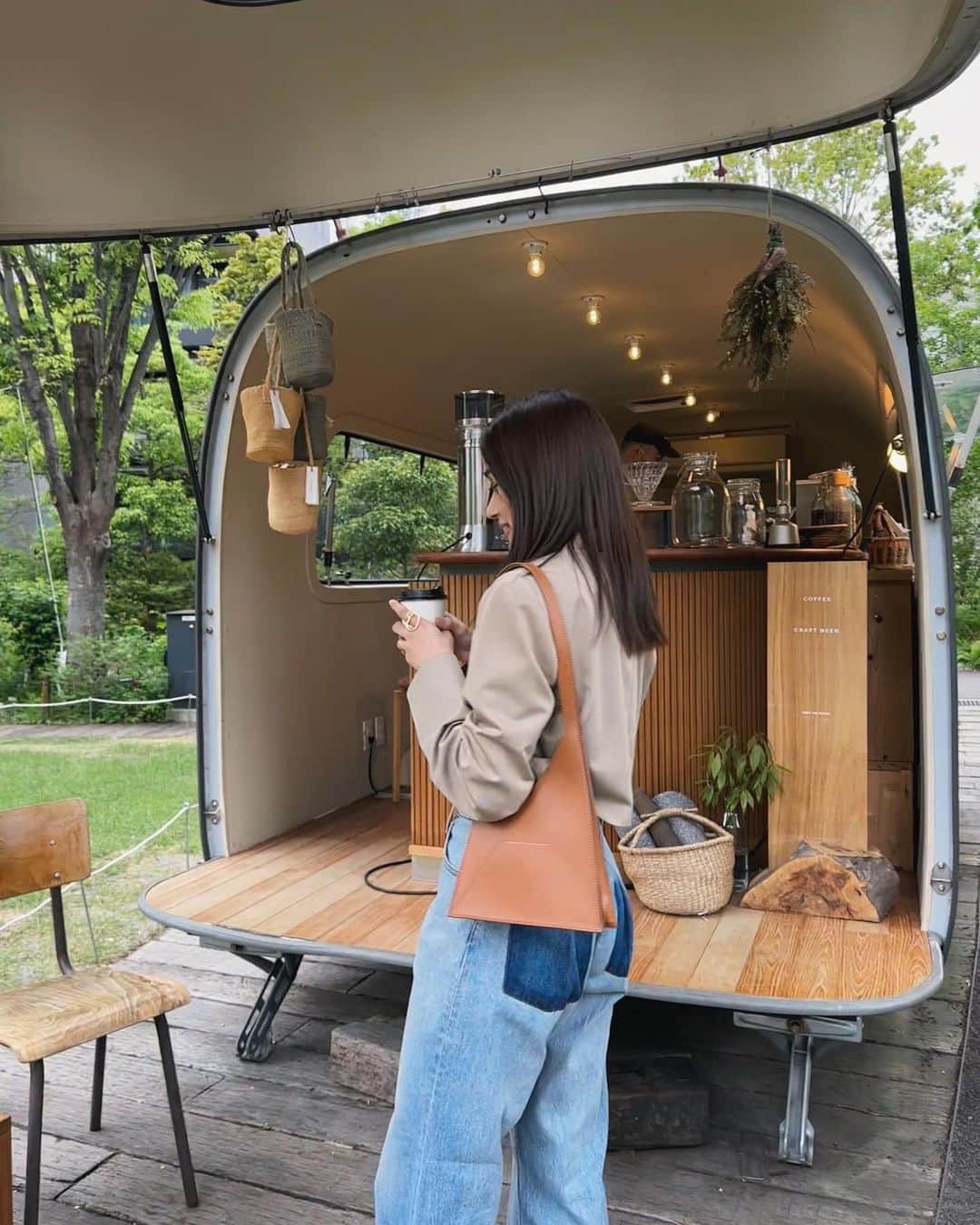 のインスタグラム：「☕️🍃 かわいいカフェトラック💕 自然たくさんのテラスでゆっくり過ごせて、美味しいドリンクもあって、すごくいい場所だったな◎ おすすめなエリア✨  #ののあおやま#青山カフェ#カフェ活#カフェ巡り#東京カフェ#トラックカフェ#ママライフ#休日の過ごし方#こどものいる暮らし#ママコーデ#ママファッション#洋服好きな人と繋がりたい#mao_code#momlife#cafe#tokyocafe」