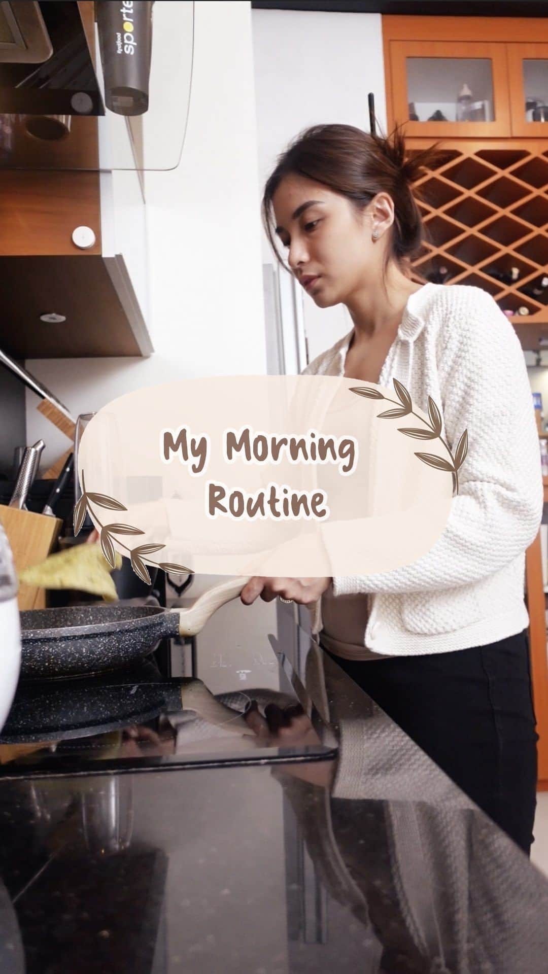 チェルシー・オリビアのインスタグラム：「Good morning ❤️ Pagi-pagi udah siapin bekal buat Nastusha..  Ngga lupa bawain snack favoritnya, Cimory Yogurt Squeeze rasa Strawberry! Rasanya enak, creamy dan nagih banget! Siapa juga yang suka nyemil Cimory Yogurt Squeeze? Snack enak dan sehat buat anak, sebagai mama no worry kasih snack kalau Cimory @cimoryindonesia 🥰」