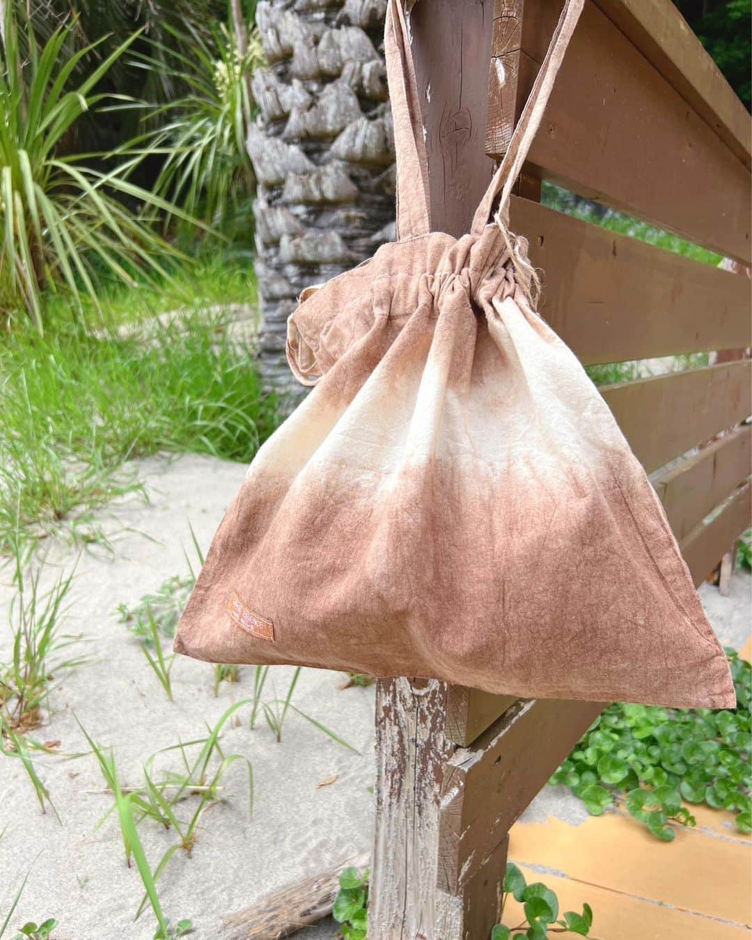 Akane Ogawaさんのインスタグラム写真 - (Akane OgawaInstagram)「おはようございます🌴  @luxunglegypsea  泥染め巾着🤎 泥で染めた巾着バッグ。 肩がけも出来ます。  @ecob.tch_beachstyle  フリンジVネックトップス🤍 袖とスソのミニフリンジか可愛いくて リネンコットンの肌触り良きです。  #どろぞめ #どろ染 #巾着 #ecobitichbeachstyle #luxunglegypsea #pinkmafia #pinkmafiasmd #izu #shimoda」4月26日 11時28分 - pinkmafia_akane
