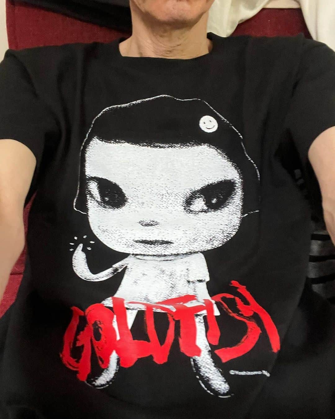 町田康のインスタグラム：「藤沼の映画のティーシャーツ。 散髪いこ。 #goldfish」